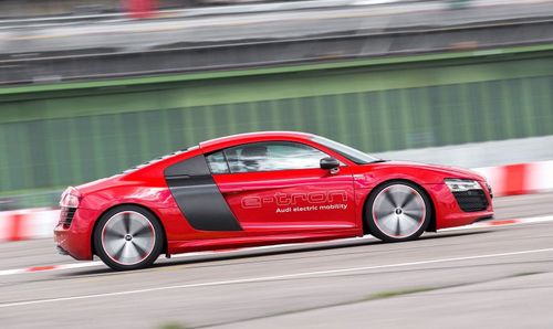Audi выпустит серийную версию суперкара R8 e-tron