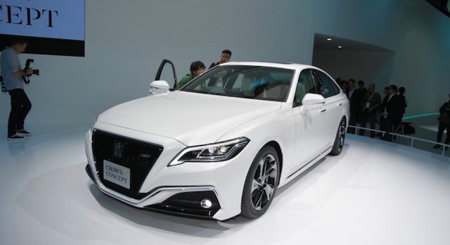 Toyota Crown concept at 2017 Tokyo Motor Show left front three quarters