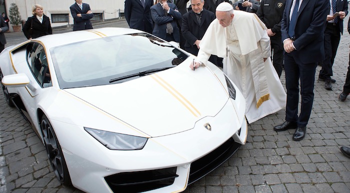 papa subasta su millonario lamborghini