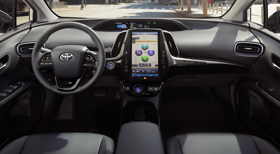 Toyota Prius poluchil obnovlyonnyiy dizayn i polnyiy privod 1