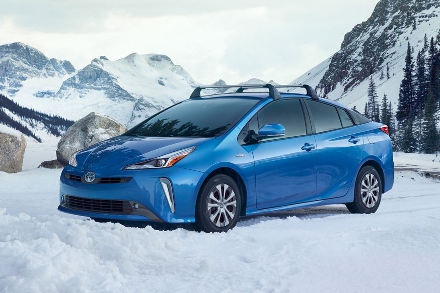 Toyota Prius poluchil obnovlyonnyiy dizayn i polnyiy privod