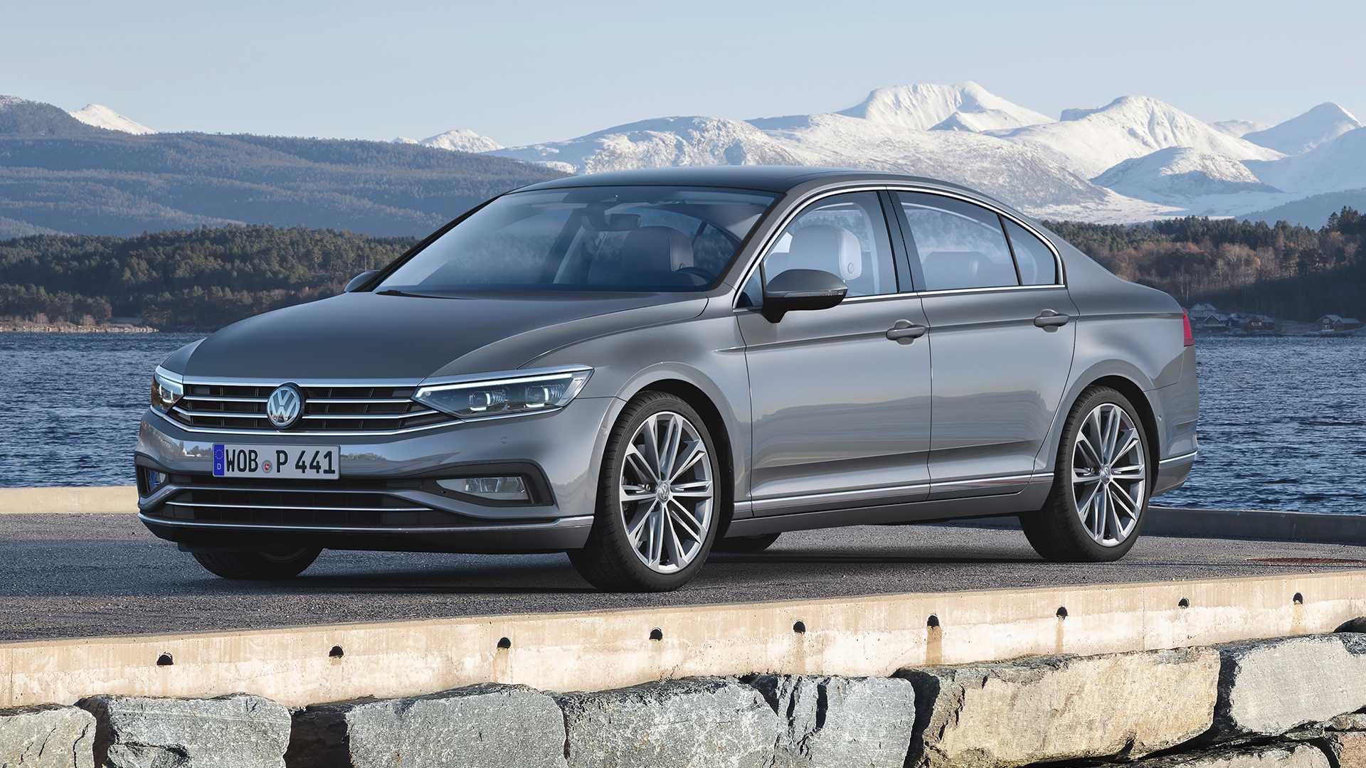 Volkswagen pokazal restajlingovuyu model Passat