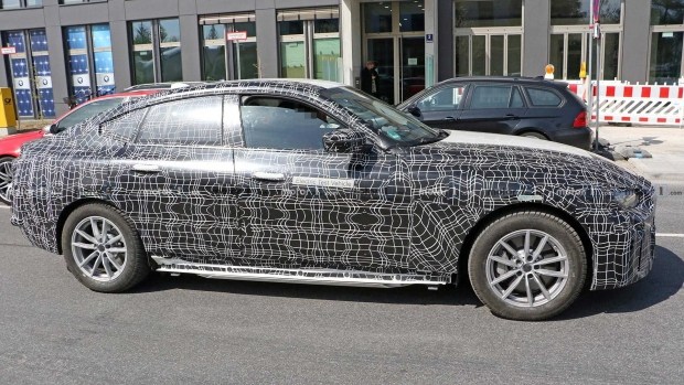 Fotoshpiony zaglyanuli vnutr elektromobilya BMW i4