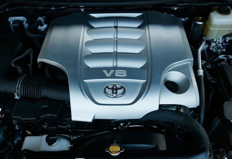 Toyota Land Cruiser lishitsya motorov V81