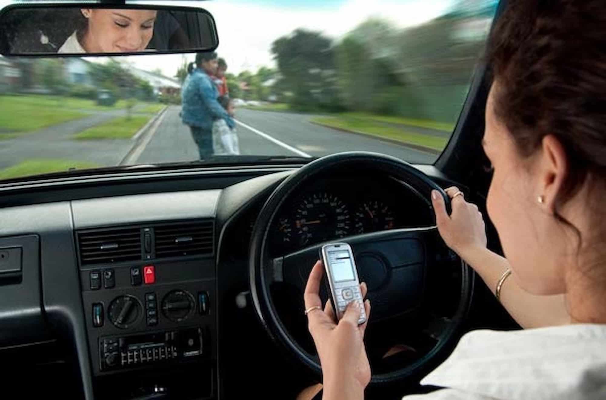 19 1482143913 cell phone ban while driving 8