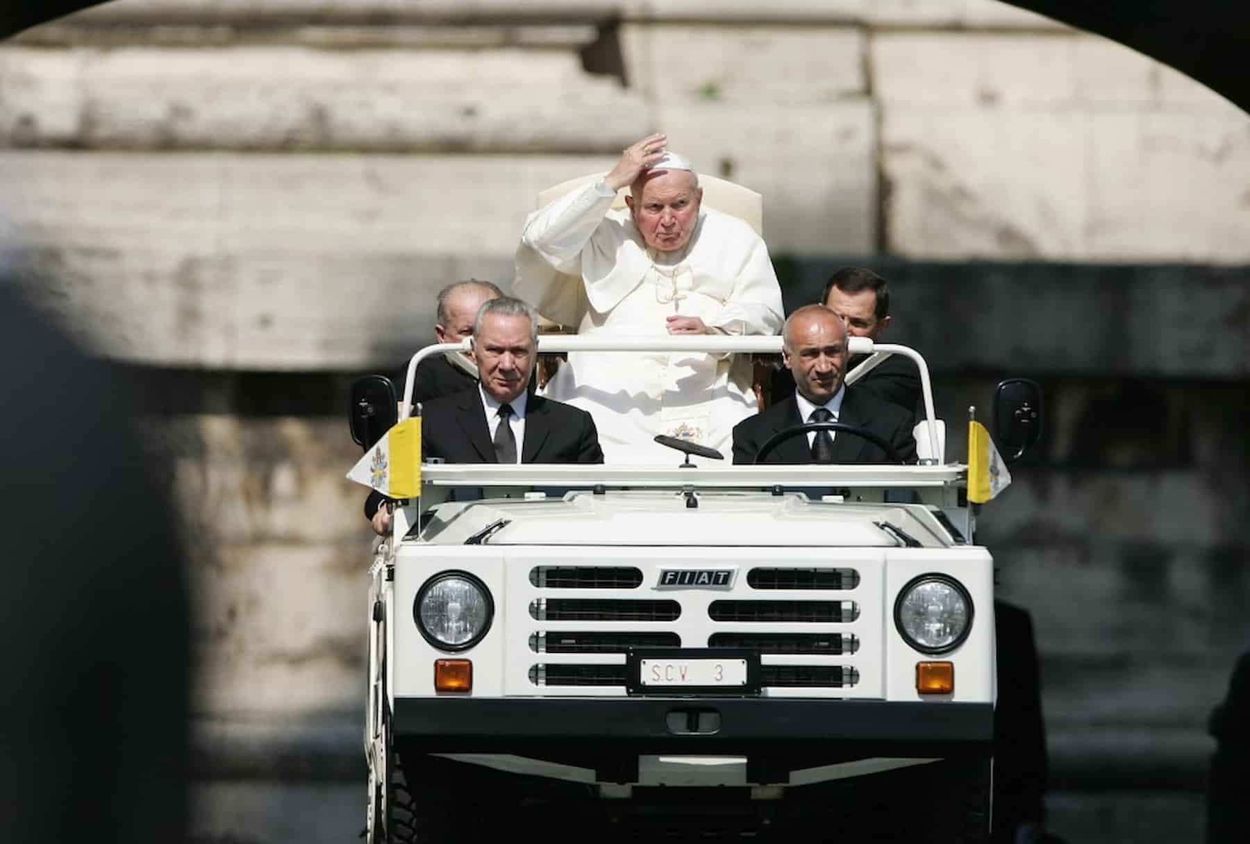 Показал машины папы. Папамобиль папы Римского. Папамобиль 2022. Fiat 525 Papamobil.
