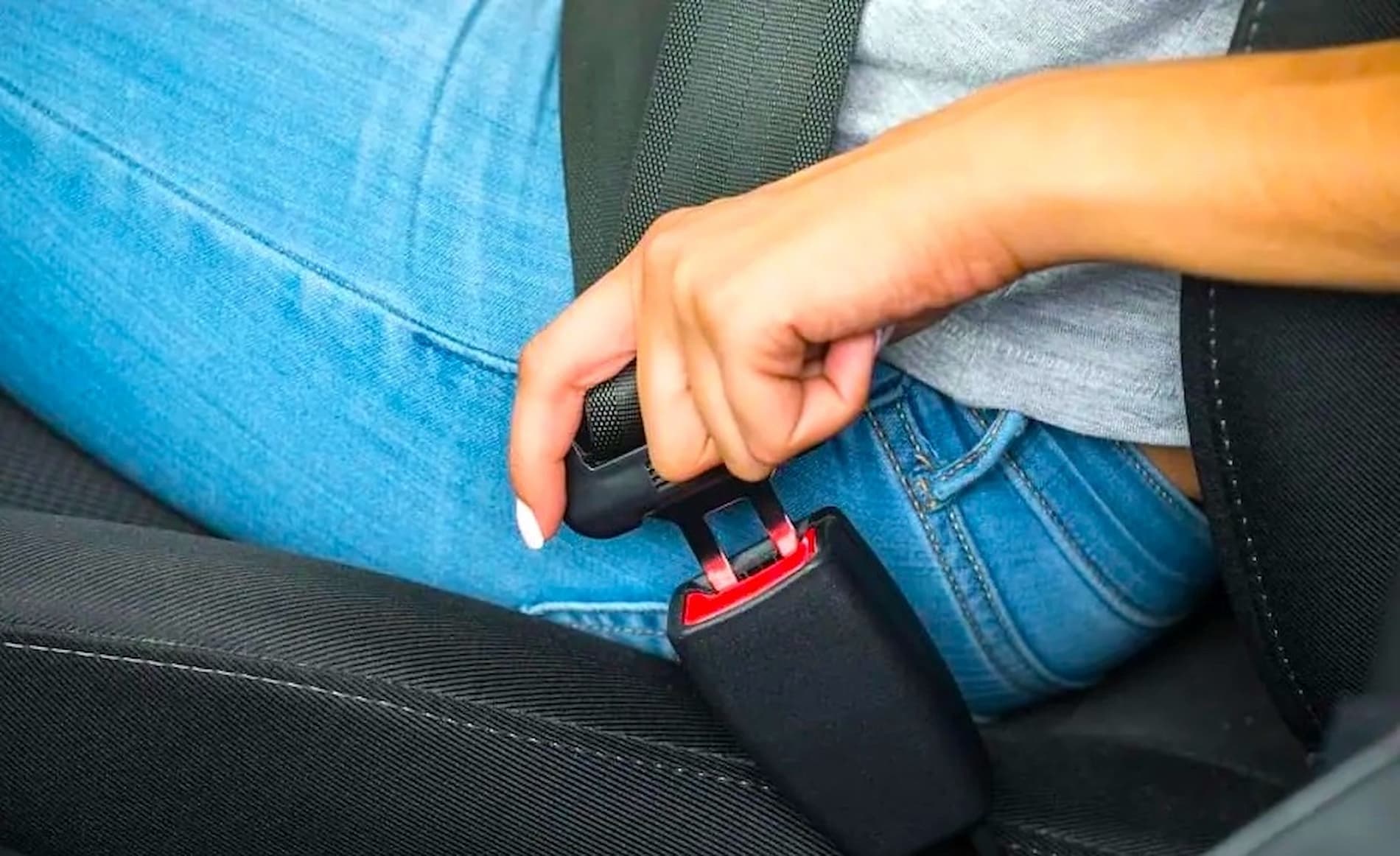 Копия Hand Sitting Inside Car Fastening Seat Belt 1