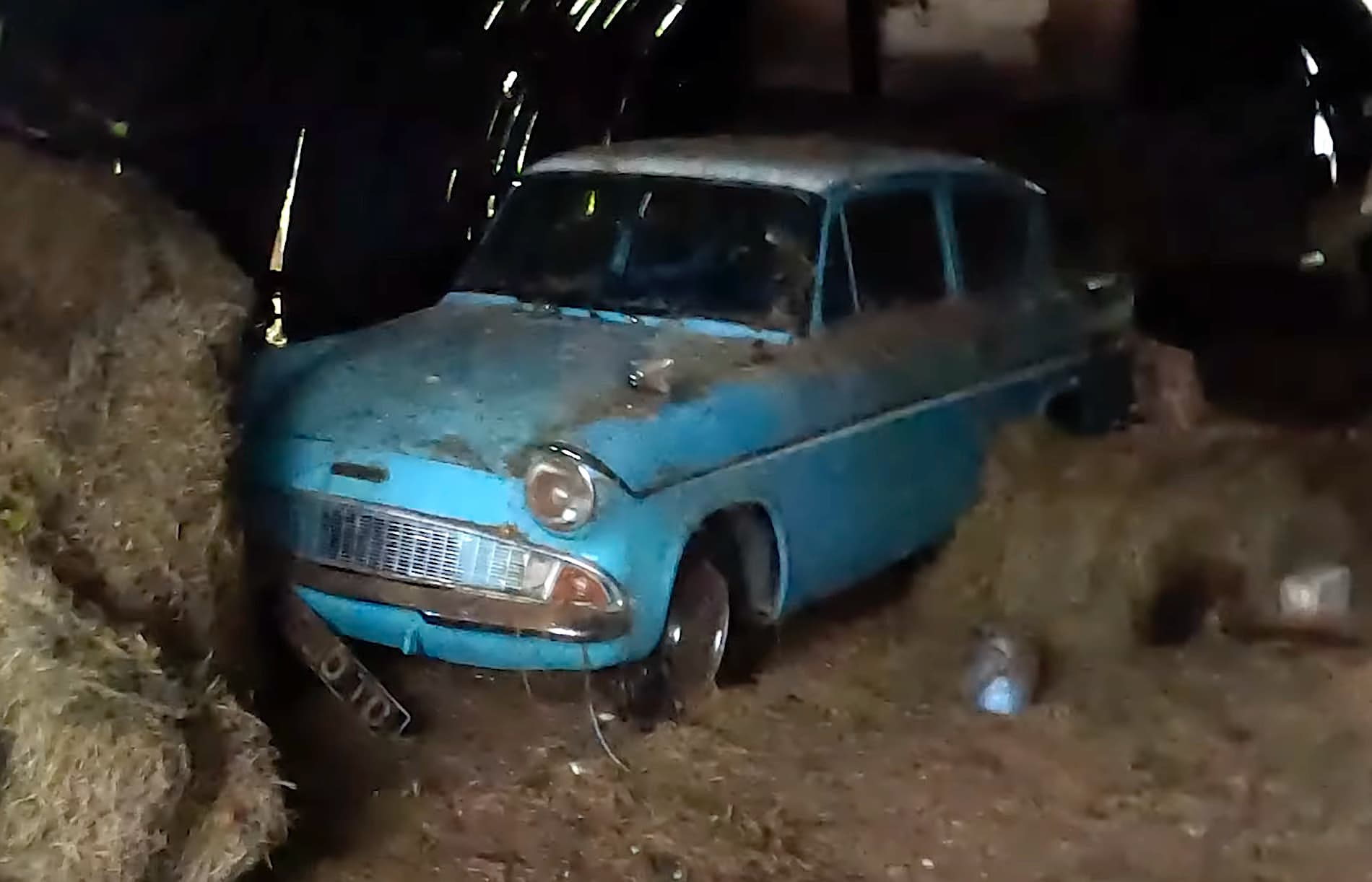 Летающий автомобиль Ford Anglia из «Гарри Поттера» нашли брошенным в сарае