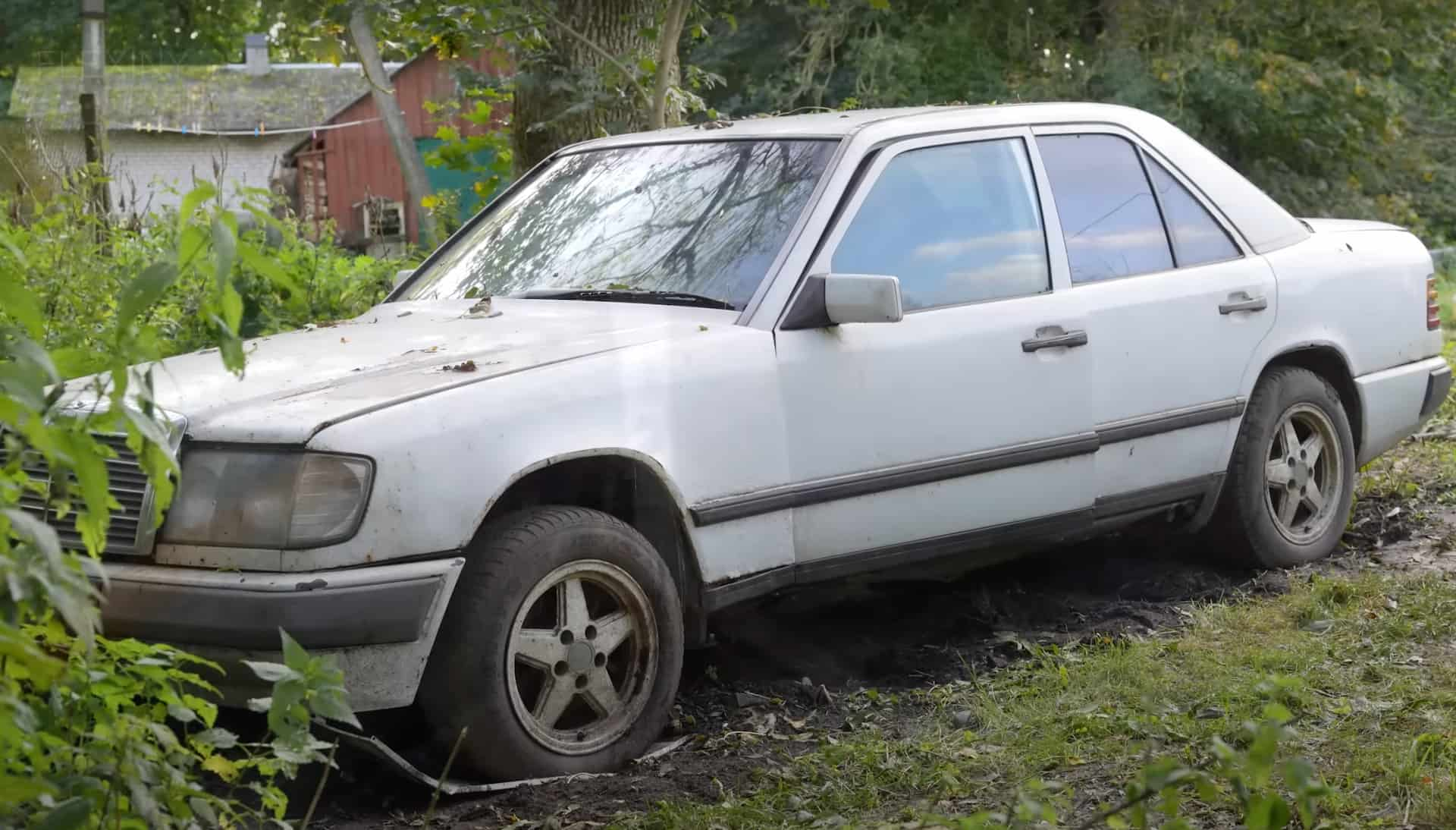 Брошенный Mercedes-Benz W124 оживили спустя 8 лет простоя под открытым небом