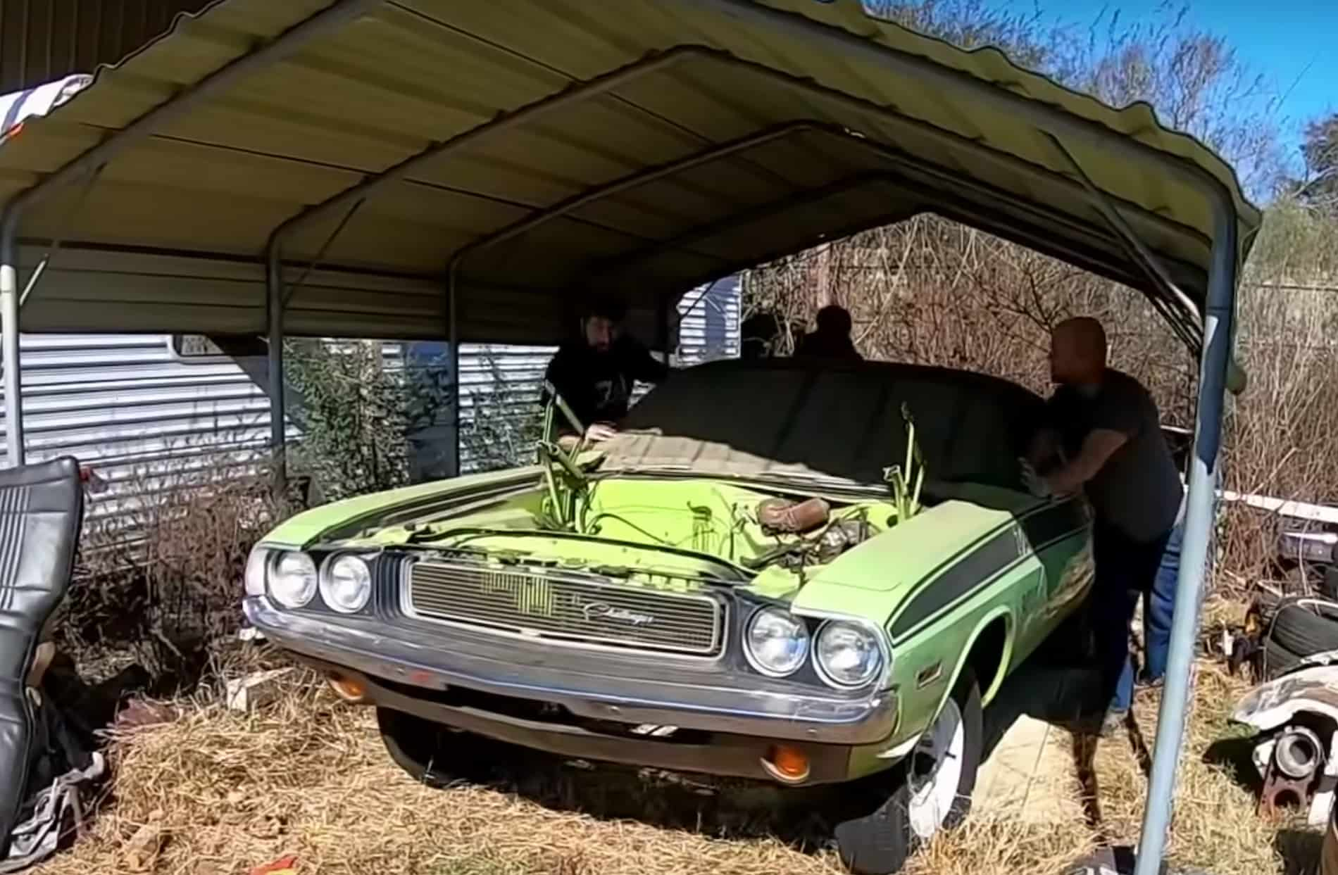 Редкий Dodge Challenger, созданный для гонок, простоял под навесом 46 лет:  видео