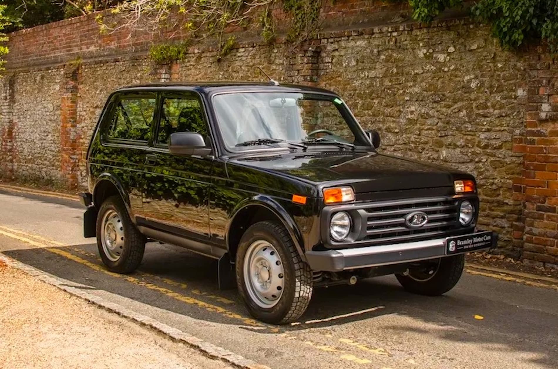 Российский внедорожник Lada Niva пытаются продать в Великобритании за 2,5  млн рублей