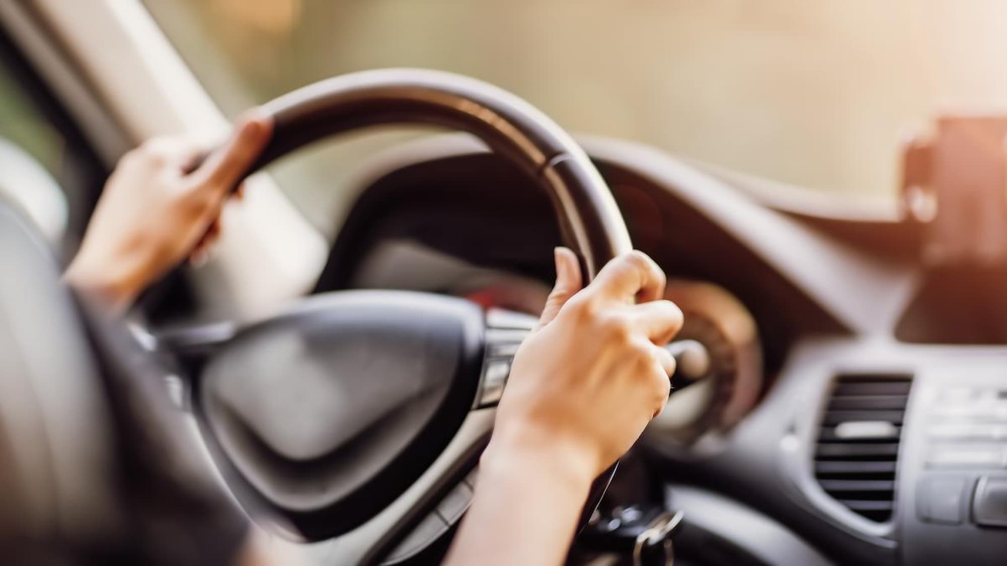 Во Франции советуют водить машину как женщины