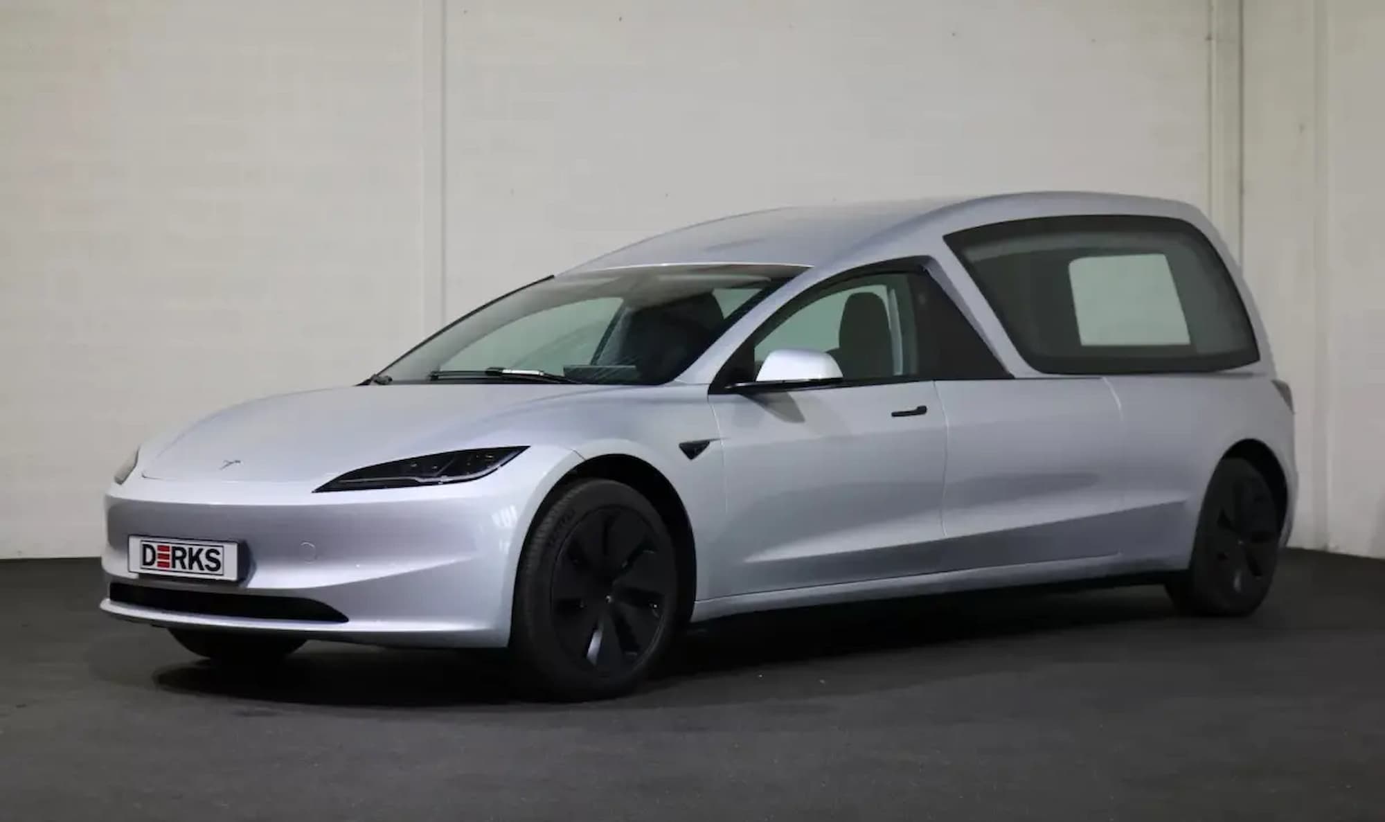 obnovenata tesla model 3 se prevarna v katafalka 2 1