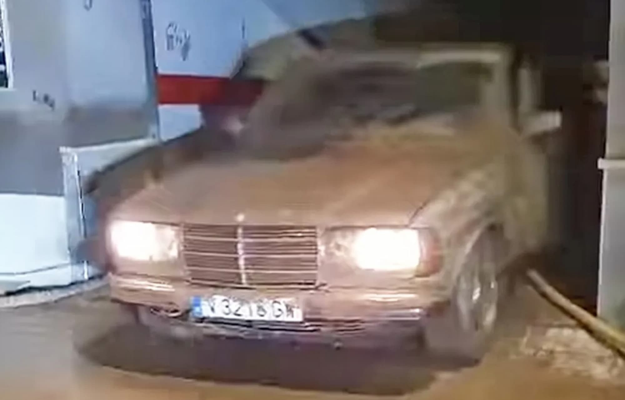 Копия flooded mercedes drives out 1