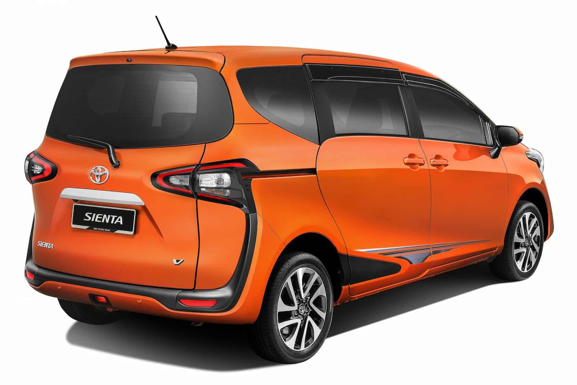 Хит среди недорогих минивэнов Toyota изменится уже в августе 6 RearQuarter 1200x800 1