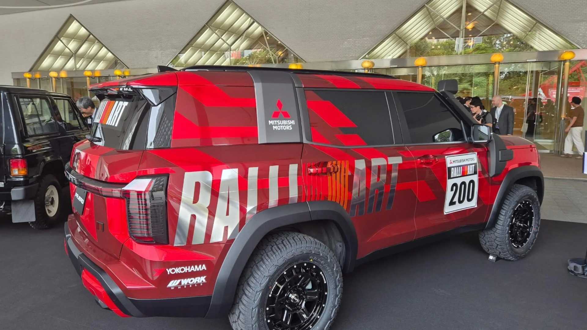 Раллийный Mitsubishi Pajero уже представлен, но несмотря на это не появится в товарном виде 2 Раллийный Mitsubishi Pajero уже представлен, но несмотря на это не появится в товарном виде