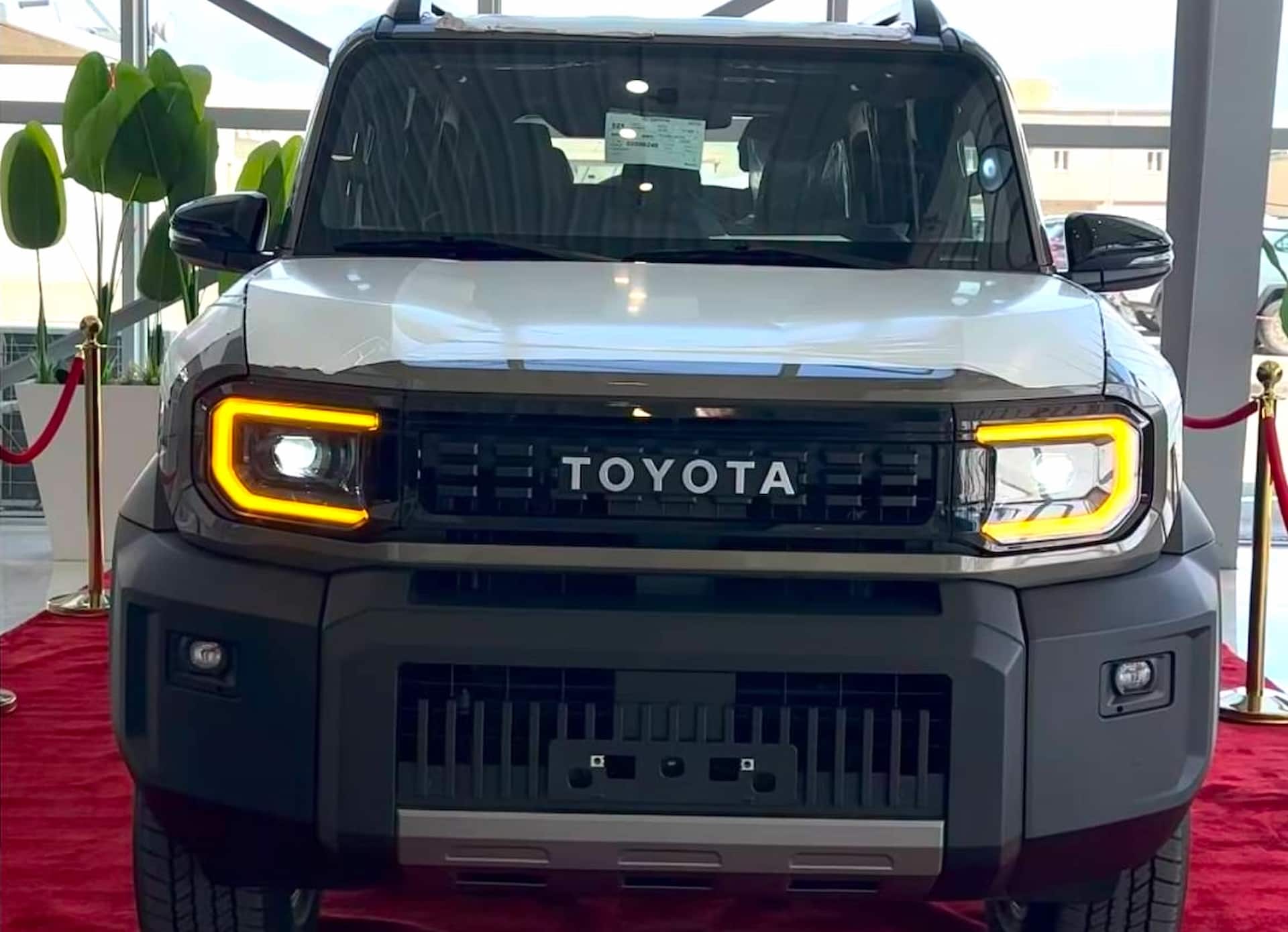 Новый 4,6-метровый внедорожник Toyota везут в Россию: реальная цена достигла почти 11 млн рублей