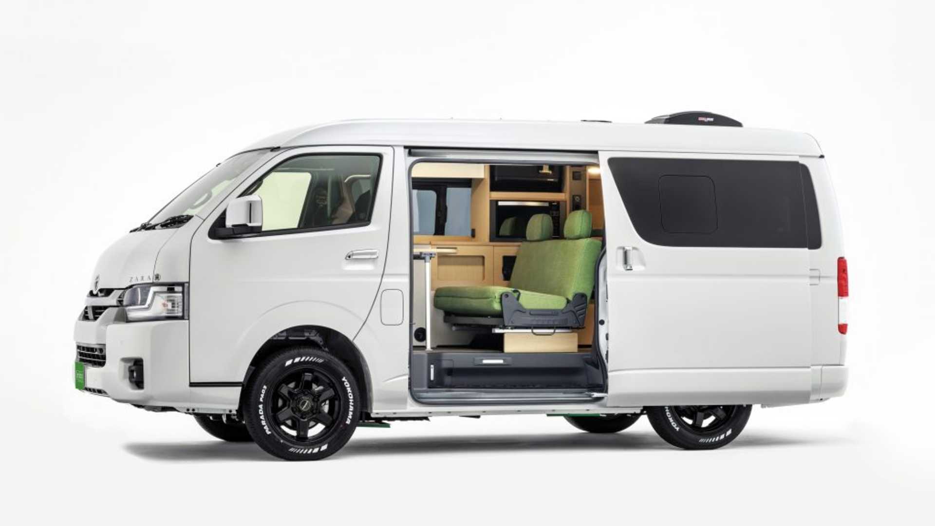 Toyota Hiace превратили в микро-квартиру на колесах с кухней, гостиной, спальней и туалетом