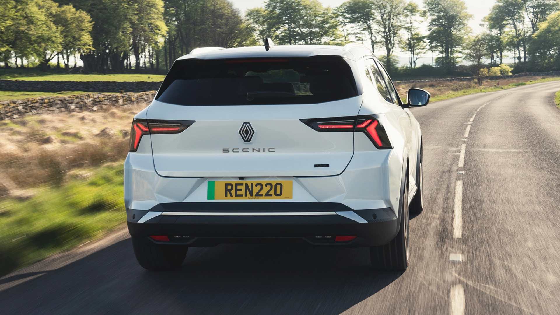 В Россию начали ввозить новый футуристичный кроссовер Renault, который здесь знали как минивэн