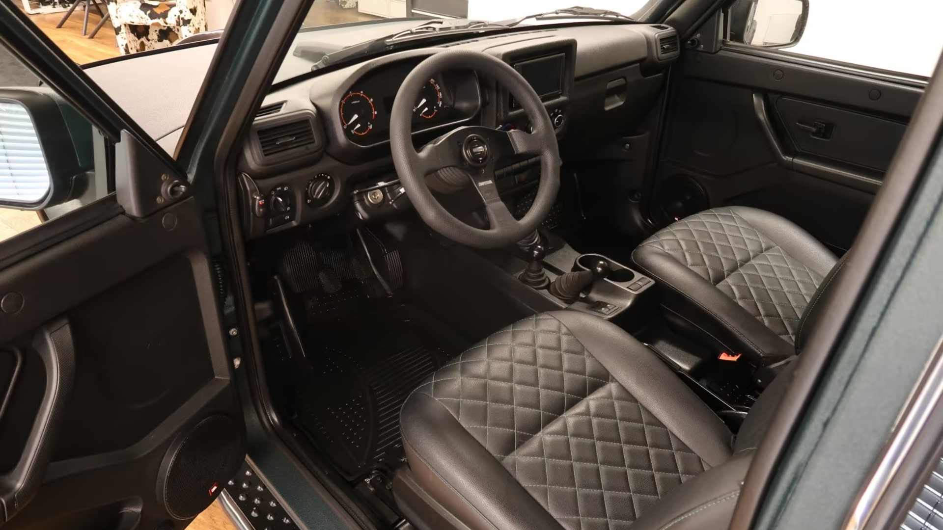 Экстремальную Lada Niva Zubr для охотников и рыбаков продают в Германии за 3,4 млн рублей 3 Экстремальную Lada Niva Zubr для охотников и рыбаков продают в Германии за 3,4 млн рублей