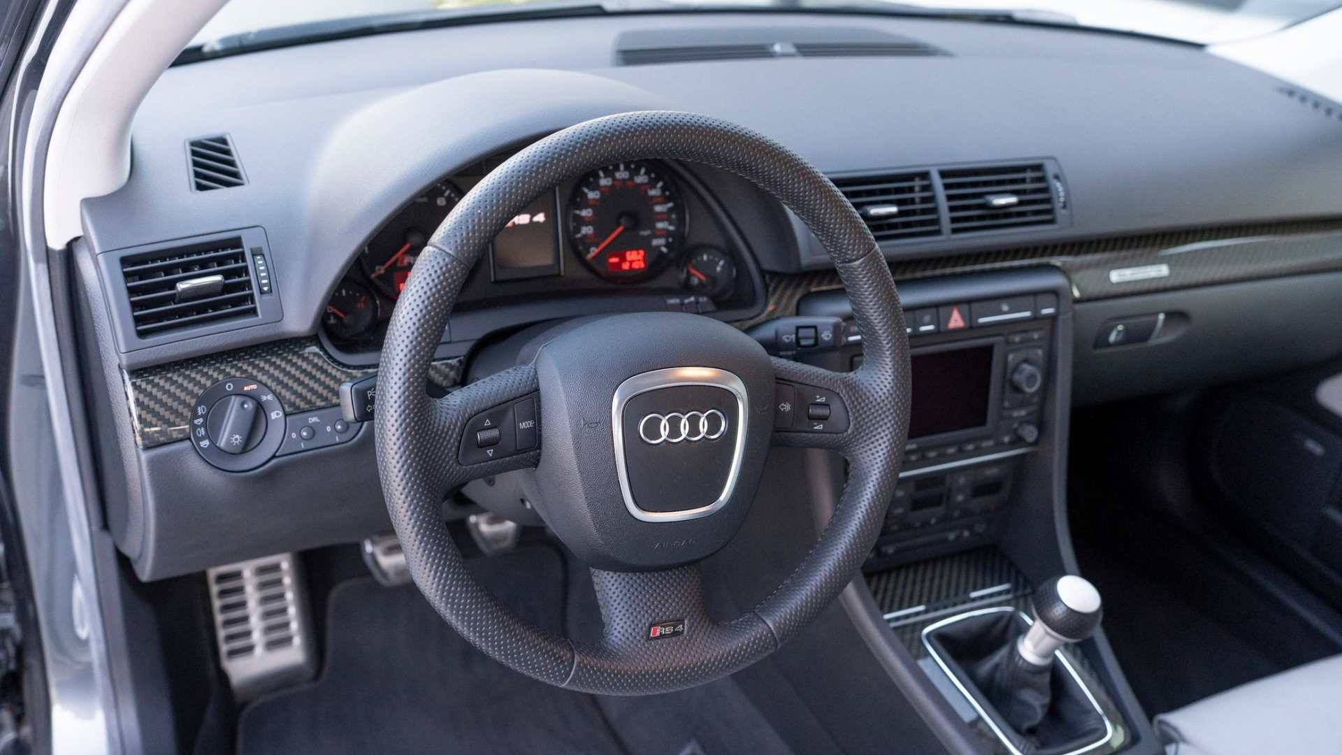 Простоявшую 18 лет в гараже Audi RS4 продали дороже, чем она стоила новой