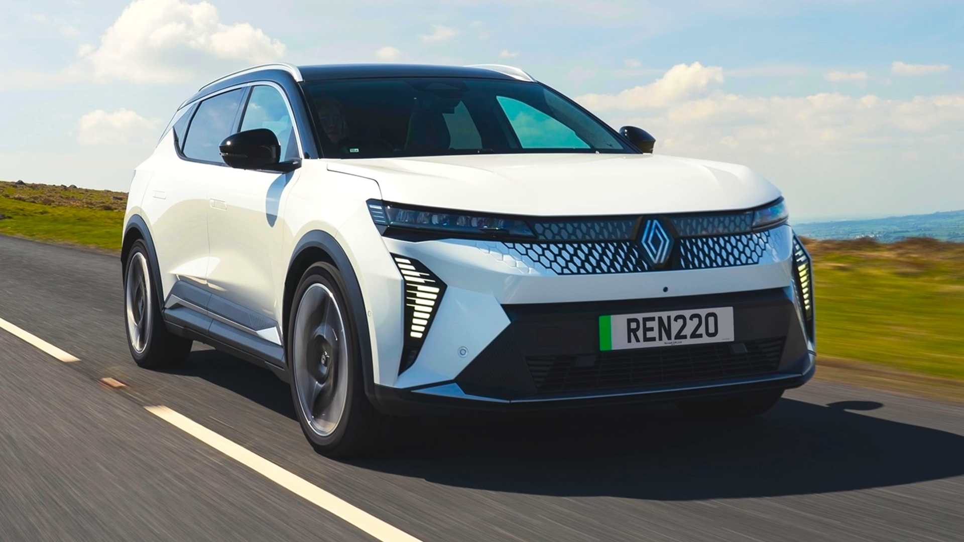В Россию начали ввозить новый футуристичный кроссовер Renault, который здесь знали как минивэн