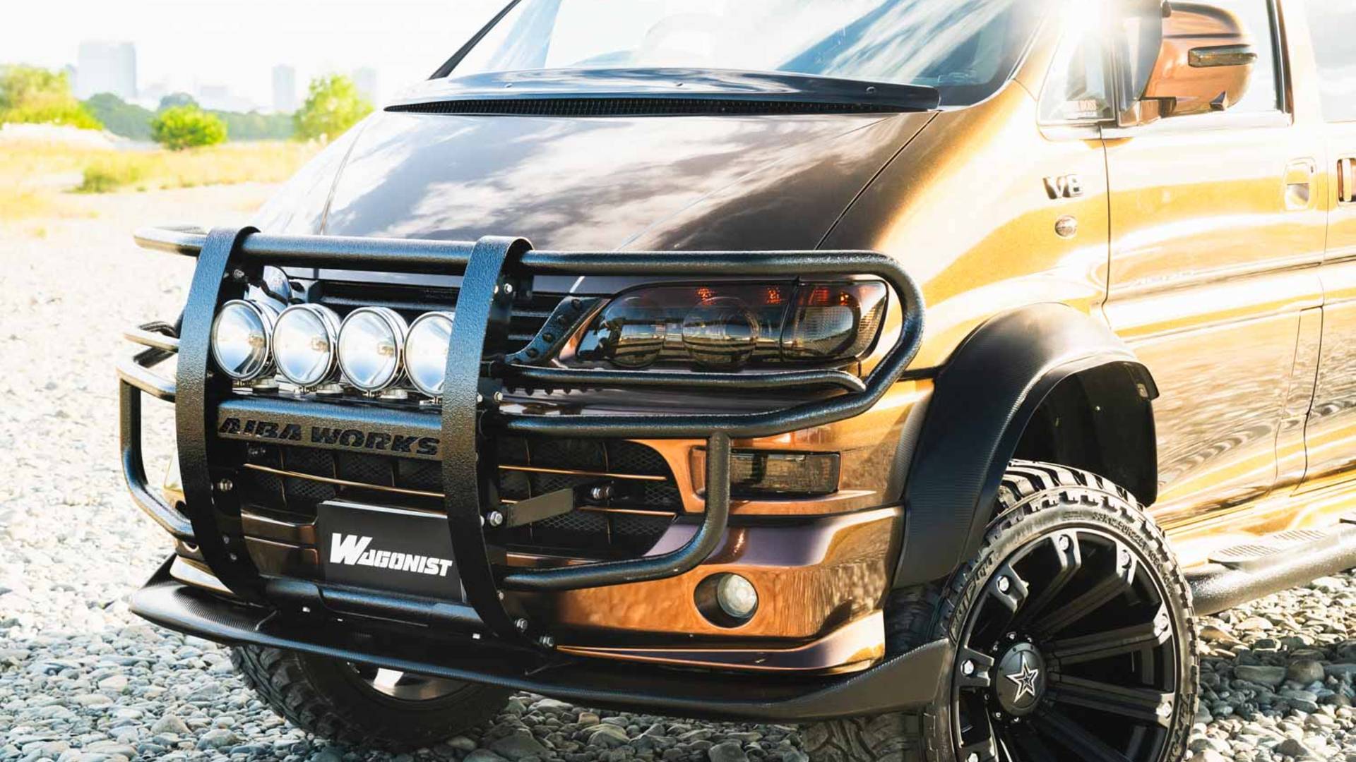Японец превратил Mitsubishi Delica в минивэн для сложного бездорожья с двигателем Toyota