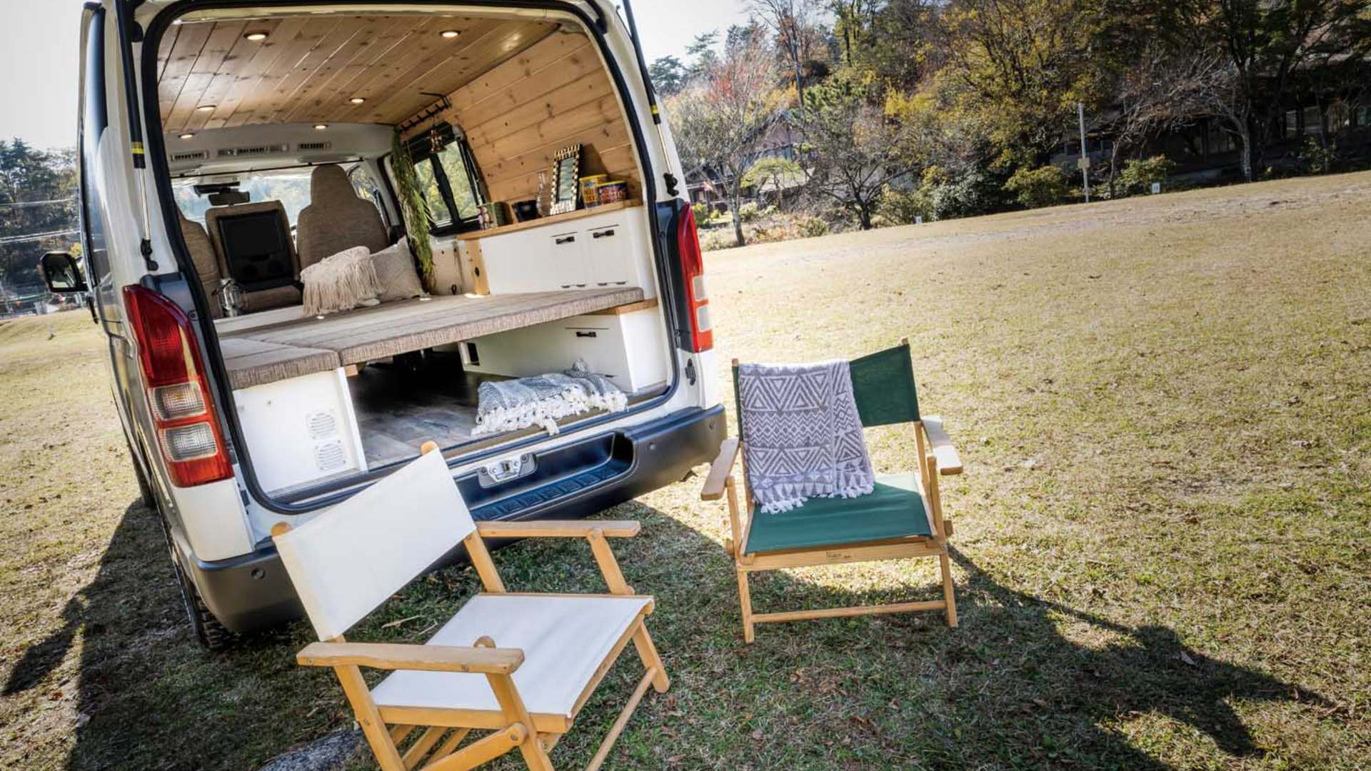 Toyota Hiace превратили в 6-местный кемпер с интерьером из сосны