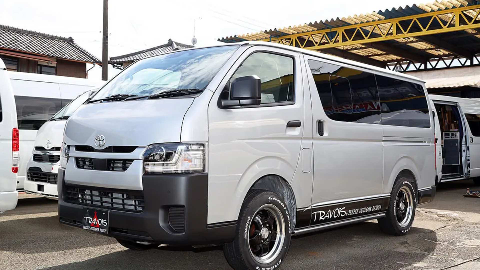 Японцы превратили Toyota Hiace в компактный семейный автодом на четверых