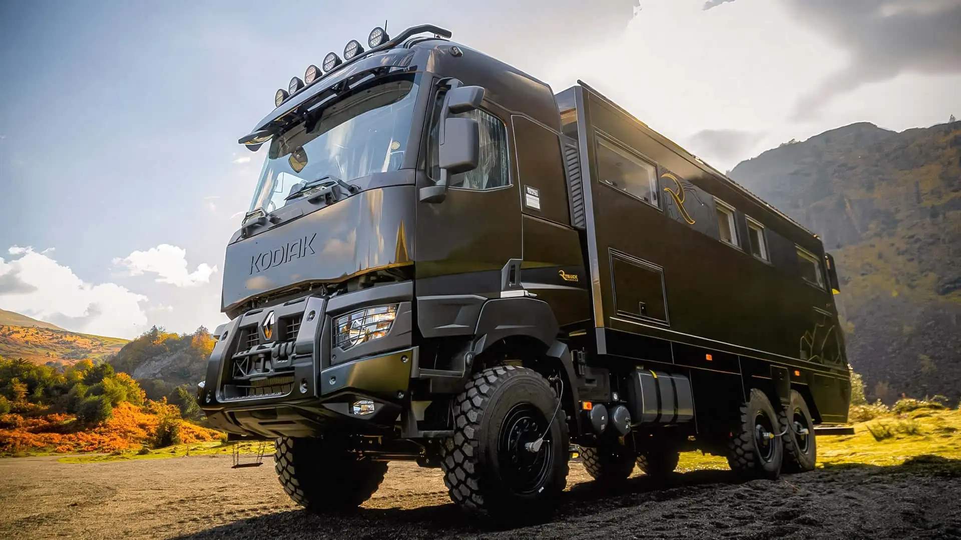 Экспедиционный автодом Kodiak 6x6: шесть ведущих колес и 18 квадратных метров жилого пространства 1 Экспедиционный автодом Kodiak 6x6: шесть ведущих колес и 18 квадратных метров жилого пространства