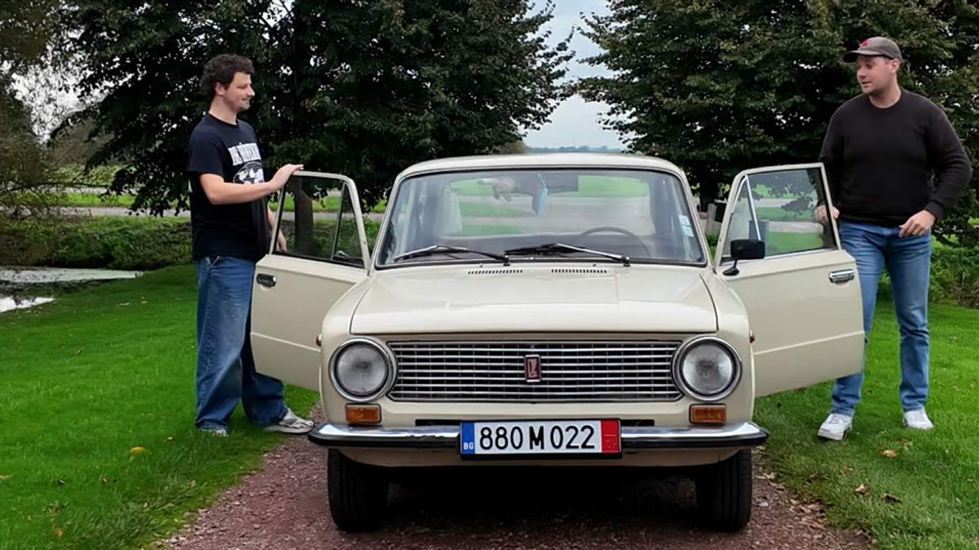 Друзья купили Lada и погнали ее из Болгарии в Нидерланды, но сломались в трех часах езды от дома