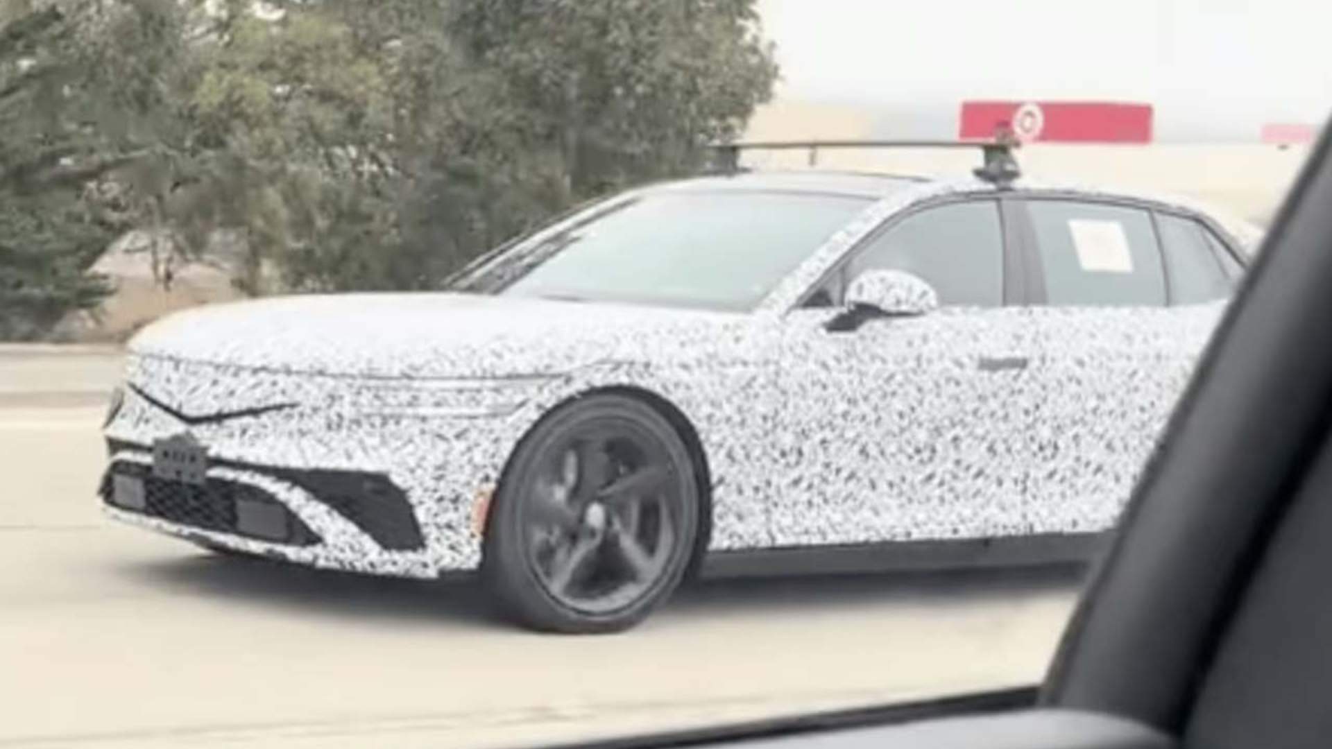 Обновленный Genesis G90 заметили на тестах: новые фары и гибридная силовая установка