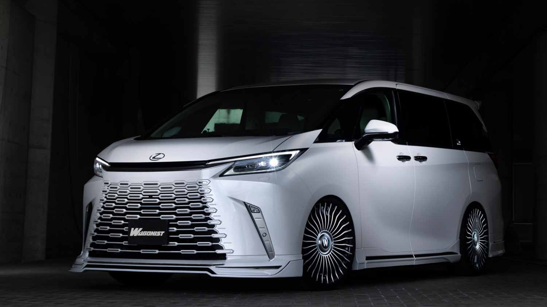 Тюнеры превратили Lexus LM в стильный минивэн с «занижением»