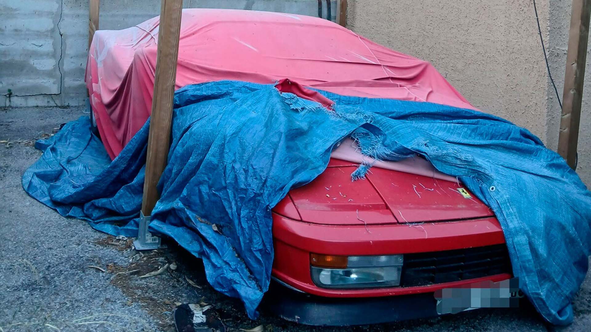 Заброшенный Ferrari Testarossa из 1980-х нашли среди хлама во Франции