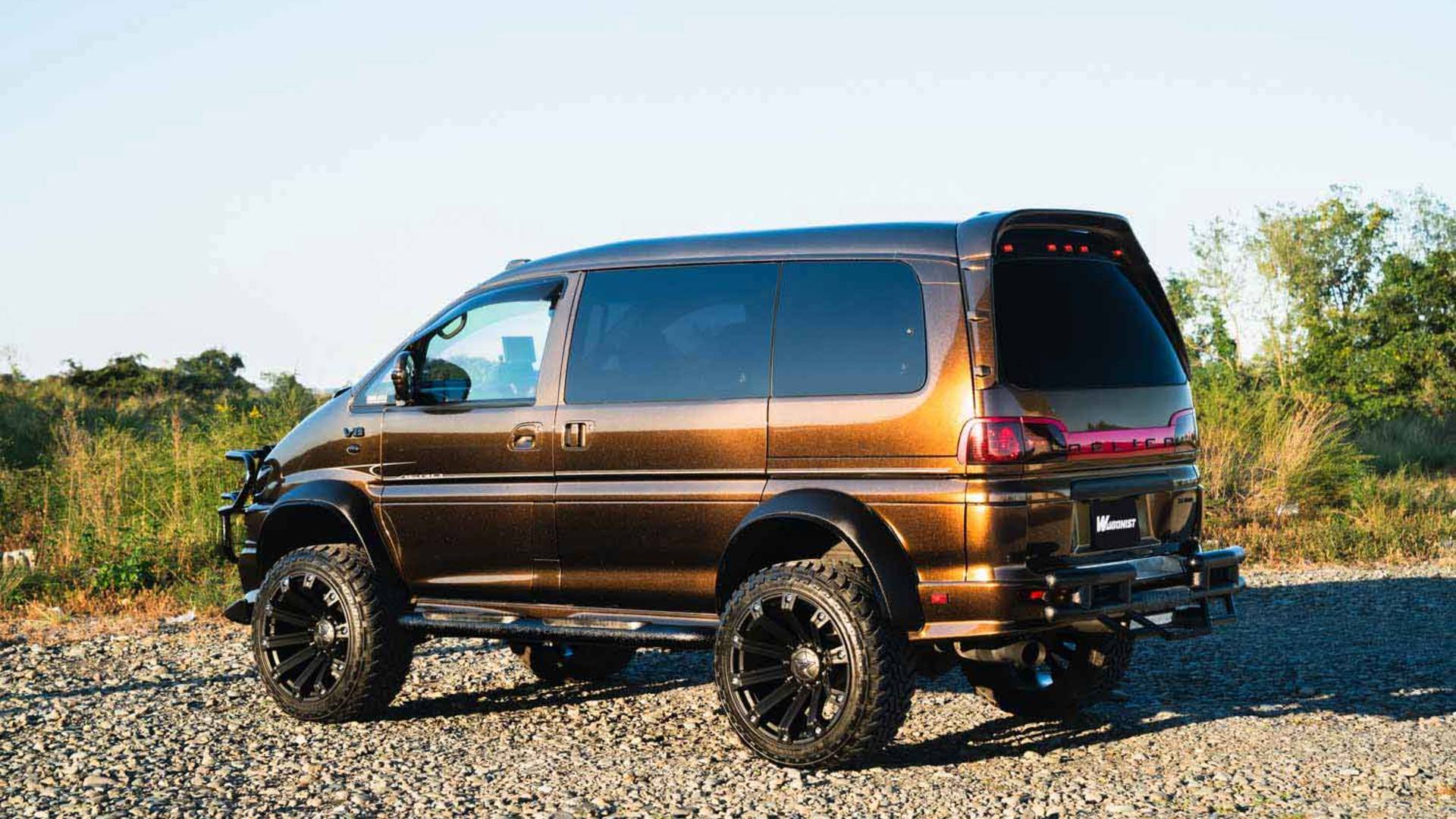 Японец превратил Mitsubishi Delica в минивэн для сложного бездорожья с двигателем Toyota