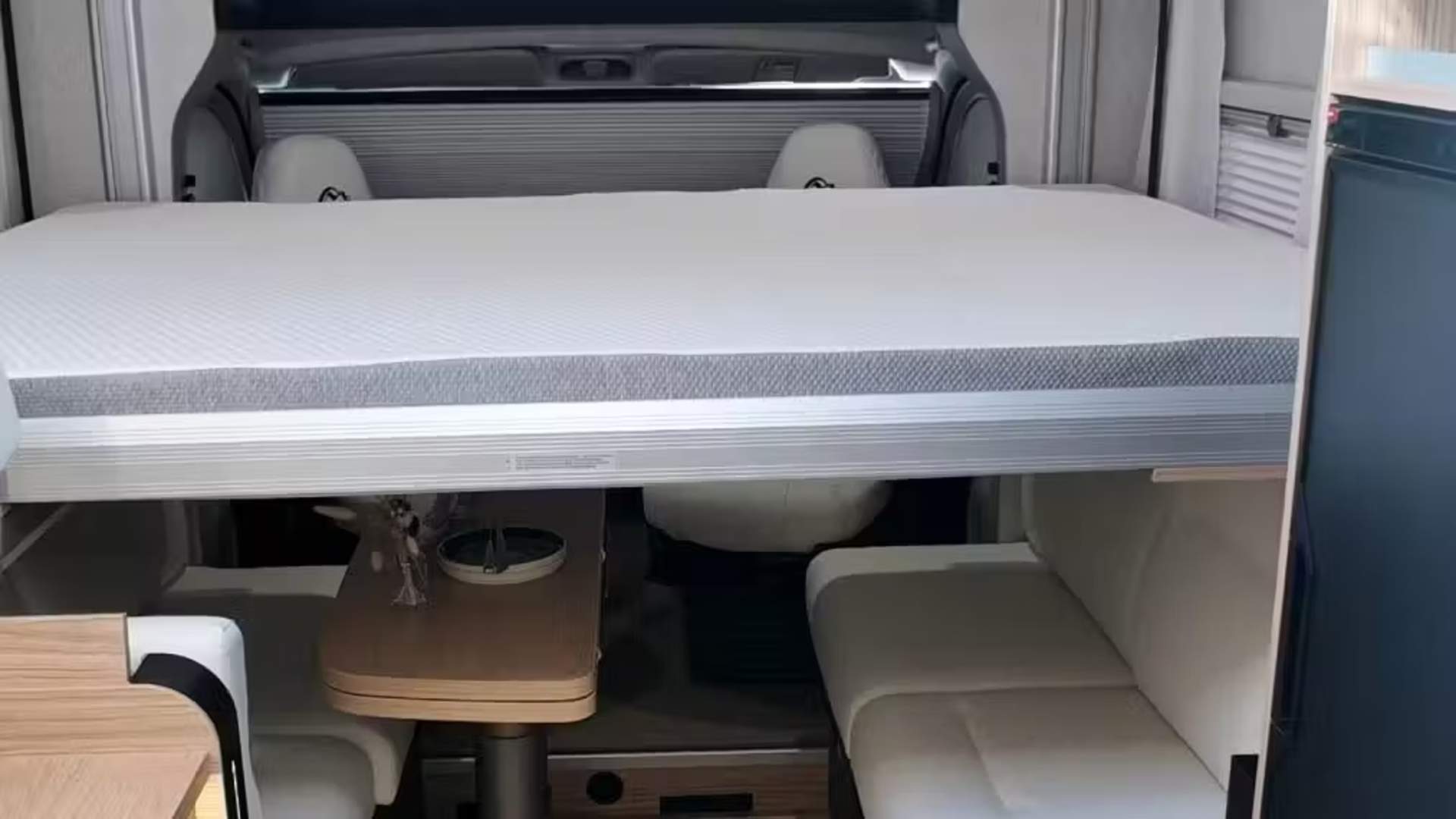 Представлен новый полуинтегрированный автодом для пар на базе Fiat Ducato
