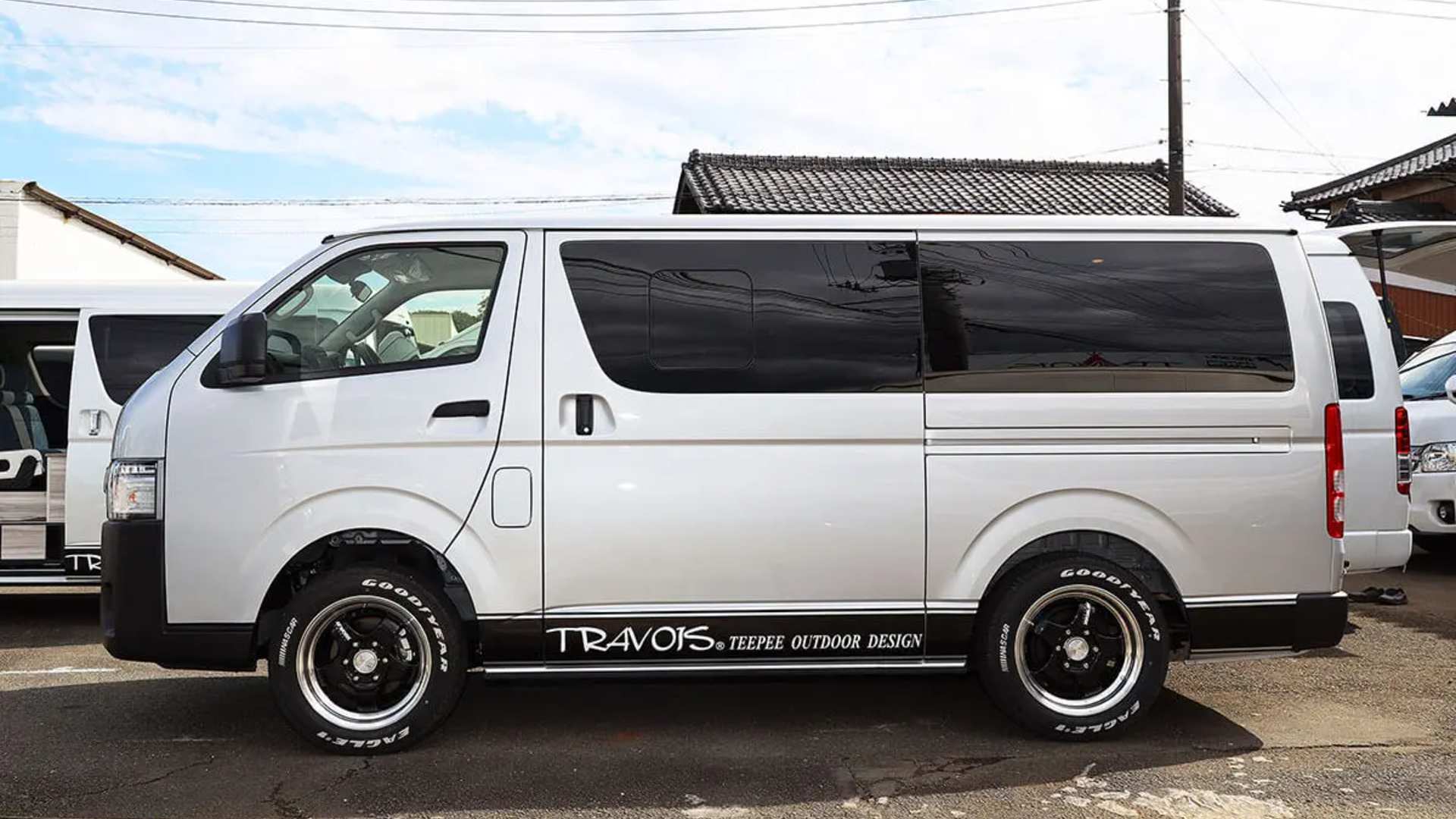 Японцы превратили Toyota Hiace в компактный семейный автодом на четверых