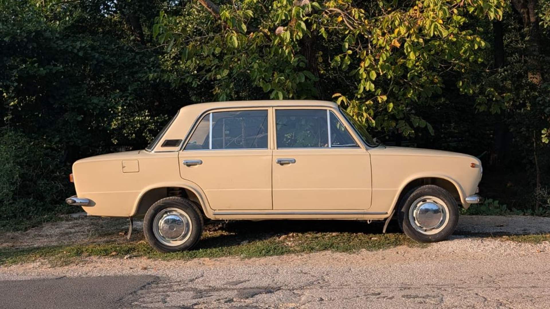 Друзья купили Lada и погнали ее из Болгарии в Нидерланды, но сломались в трех часах езды от дома