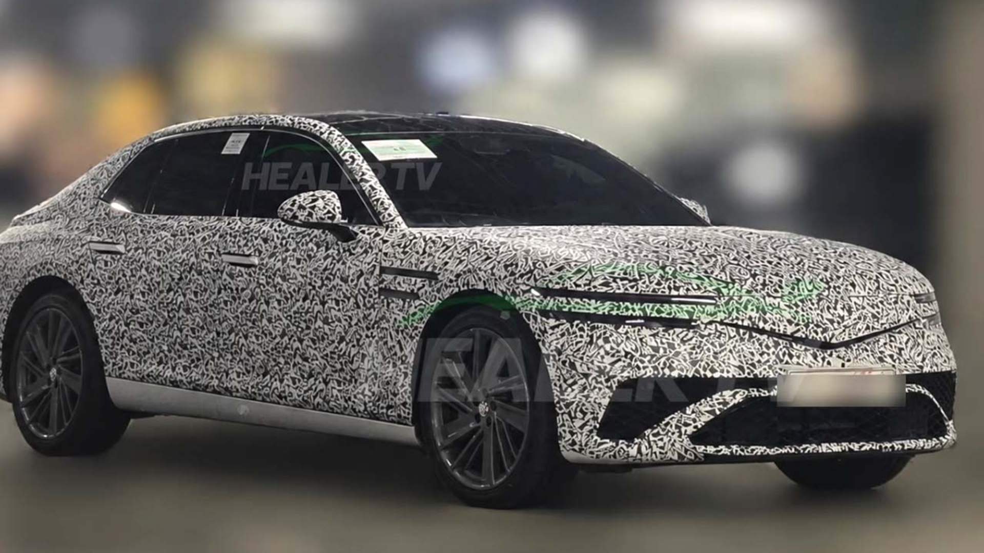 Обновленный Genesis G90 заметили на тестах: новые фары и гибридная силовая установка