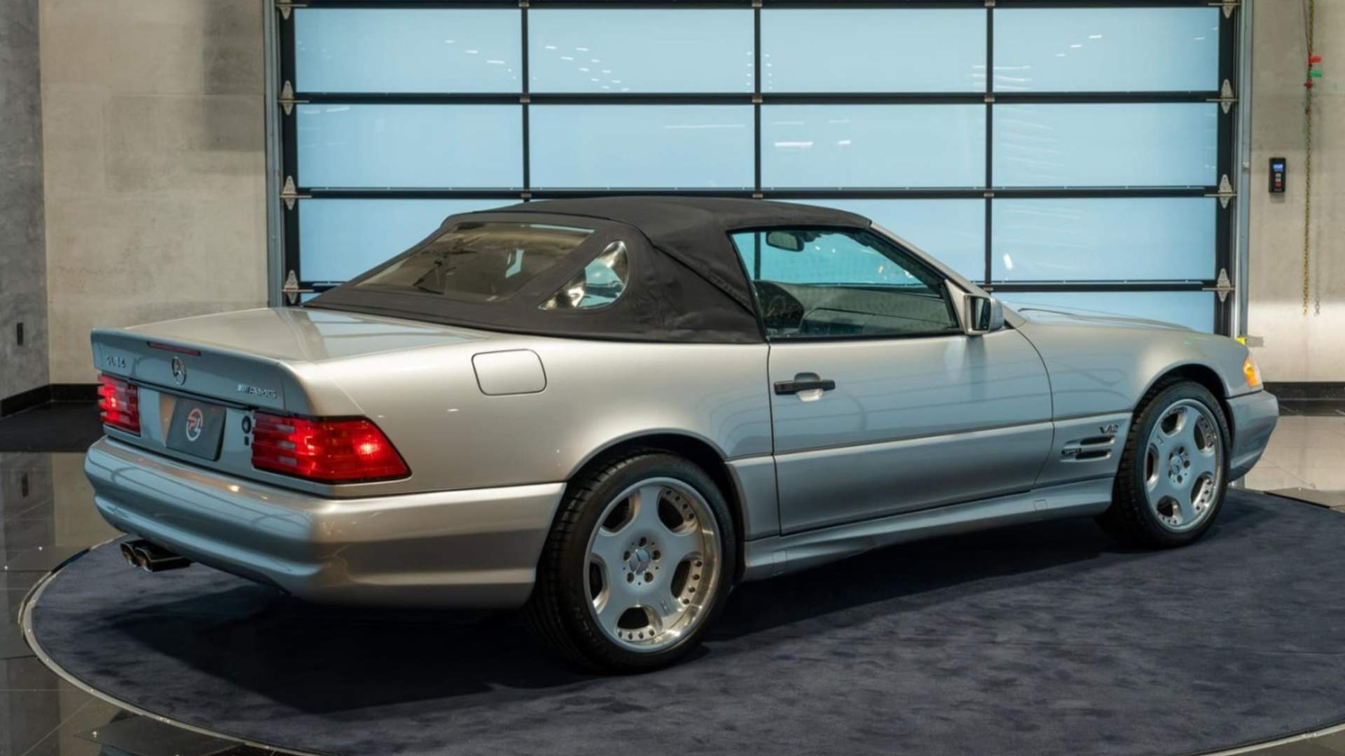 Редкий Mercedes SL74 с V12 ушел с молотка за рекордную сумму