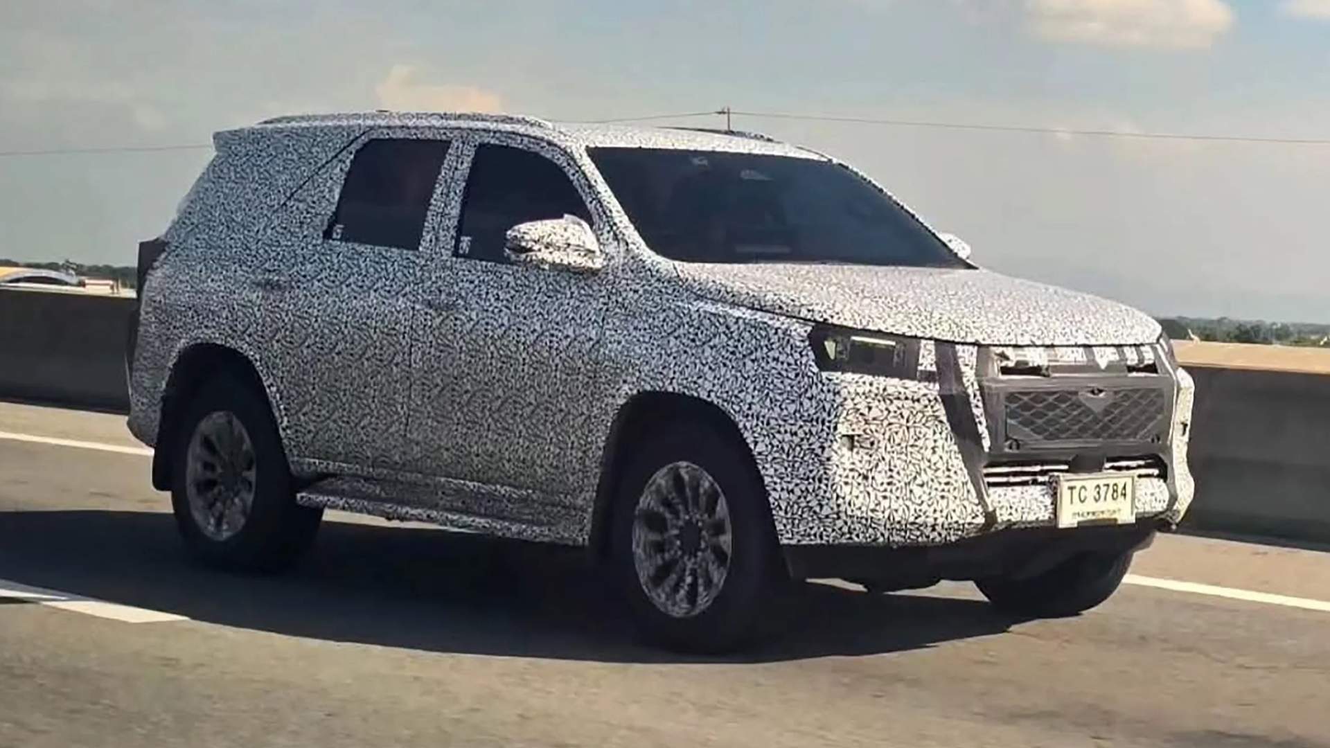 Новый Toyota Fortuner снова подловили в Таиланде