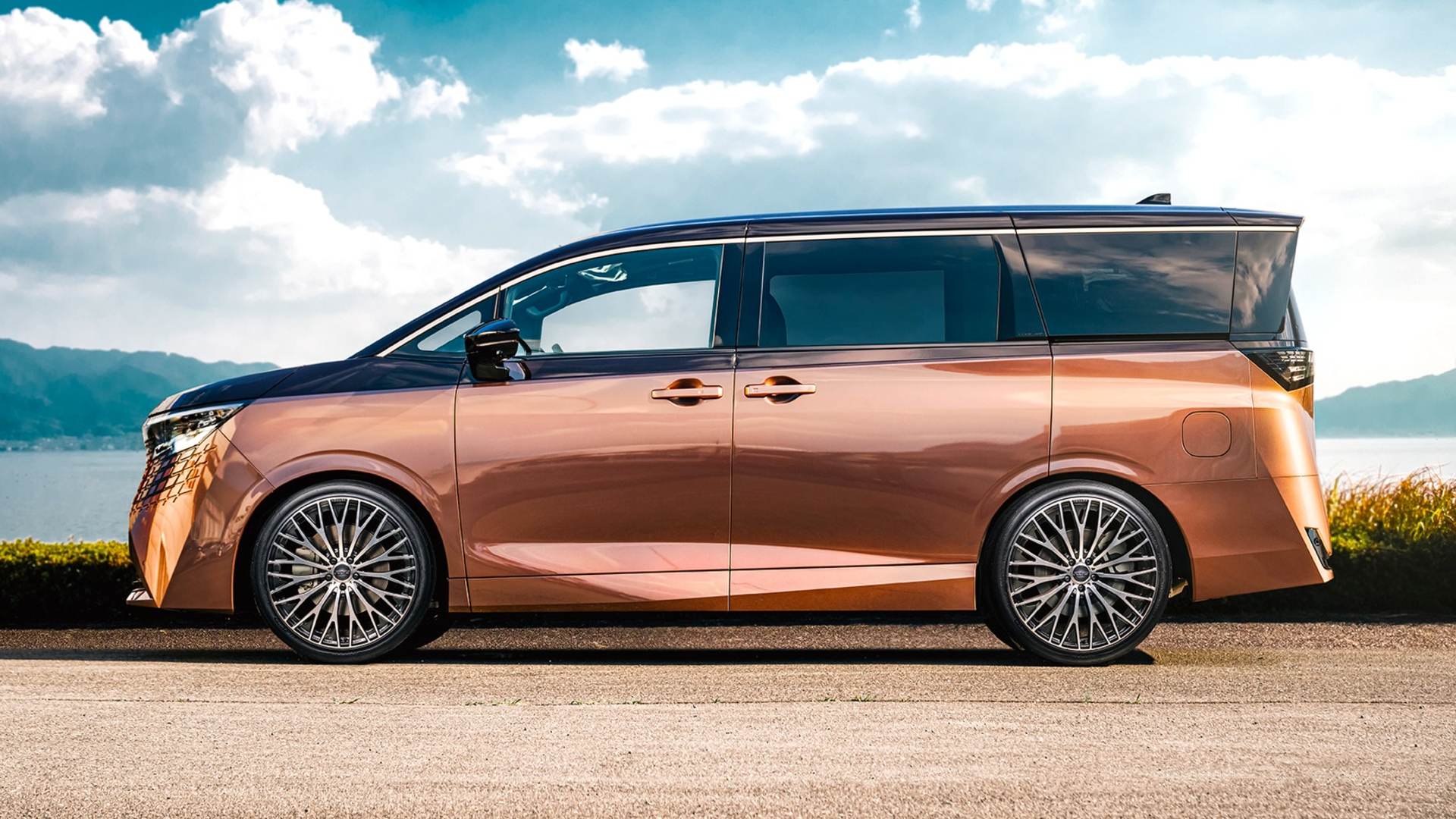 Новый большой и очень популярный минивэн Nissan Elgrand готовится расширить географию продаж