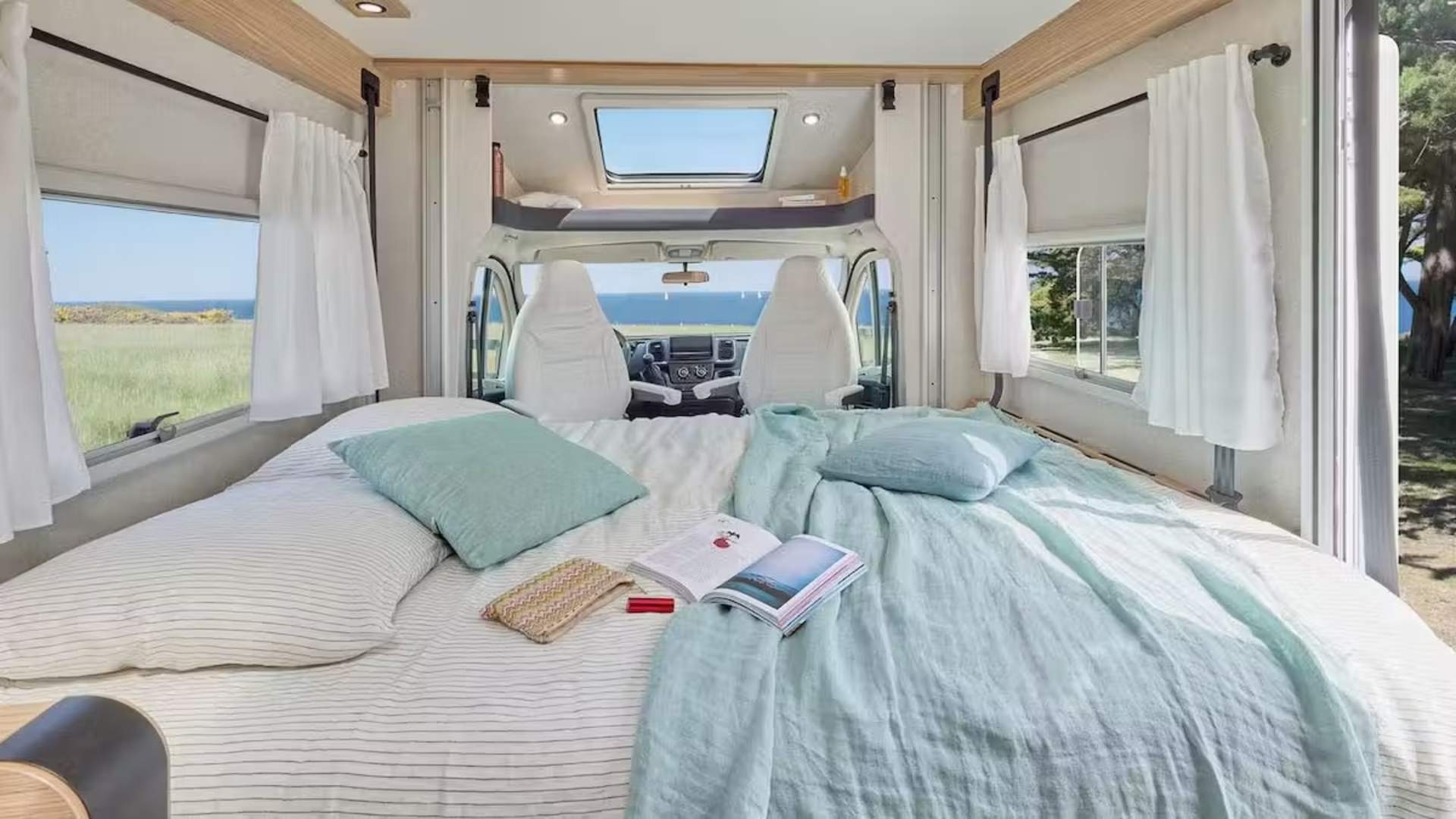 Представлен новый полуинтегрированный автодом для пар на базе Fiat Ducato
