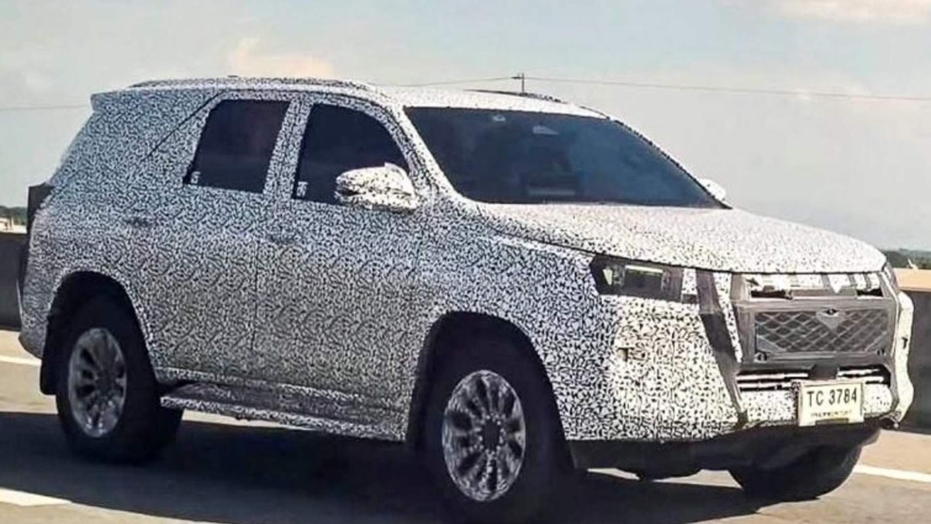 Новый Toyota Fortuner готов к премьере: внедорожник получит дизайн в стиле Hilux