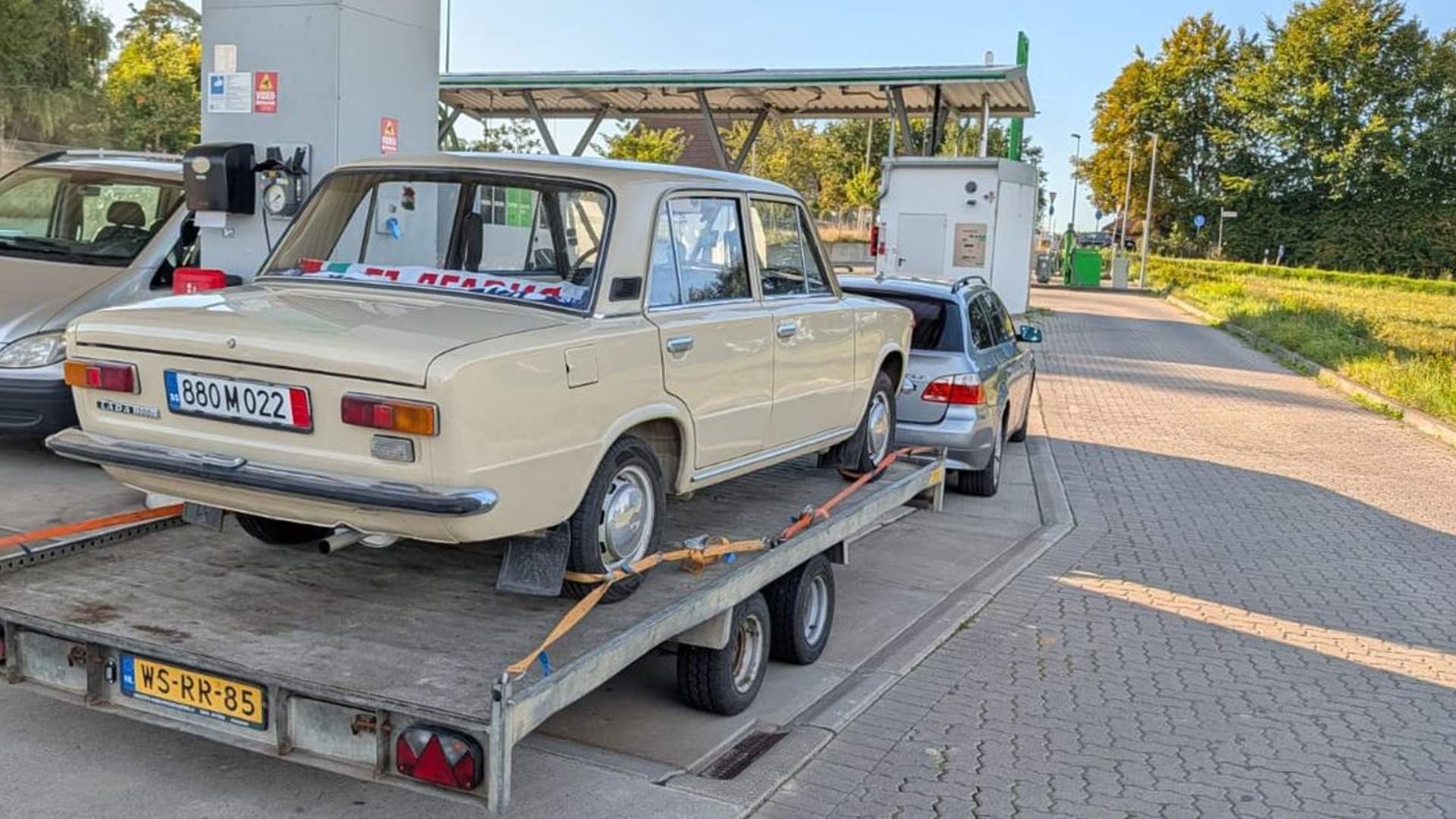 Друзья купили Lada и погнали ее из Болгарии в Нидерланды, но сломались в трех часах езды от дома