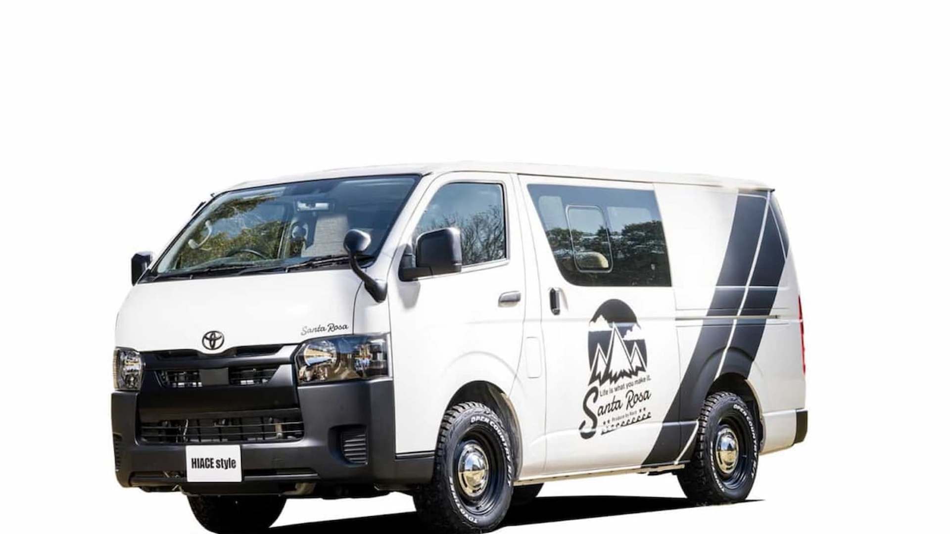 Toyota Hiace превратили в 6-местный кемпер с интерьером из сосны