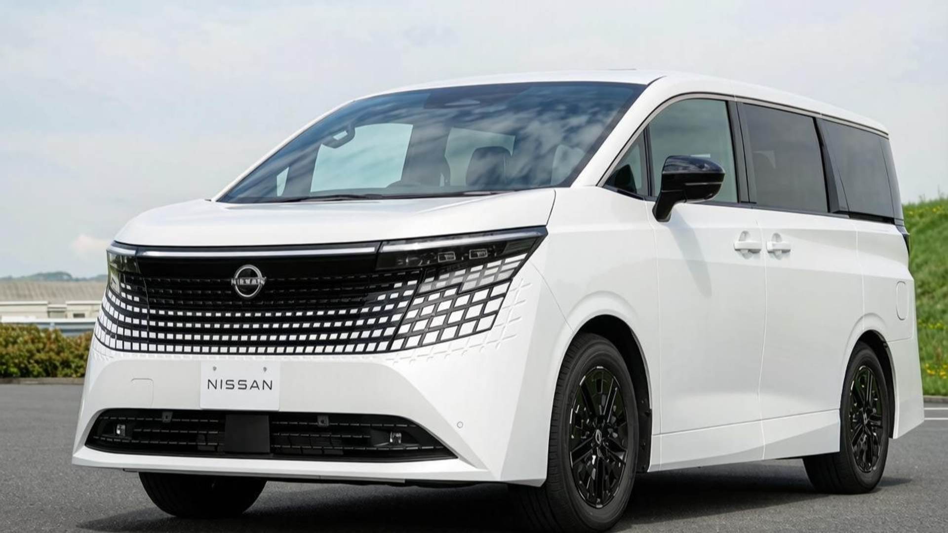 Новый большой и очень популярный минивэн Nissan Elgrand готовится расширить географию продаж