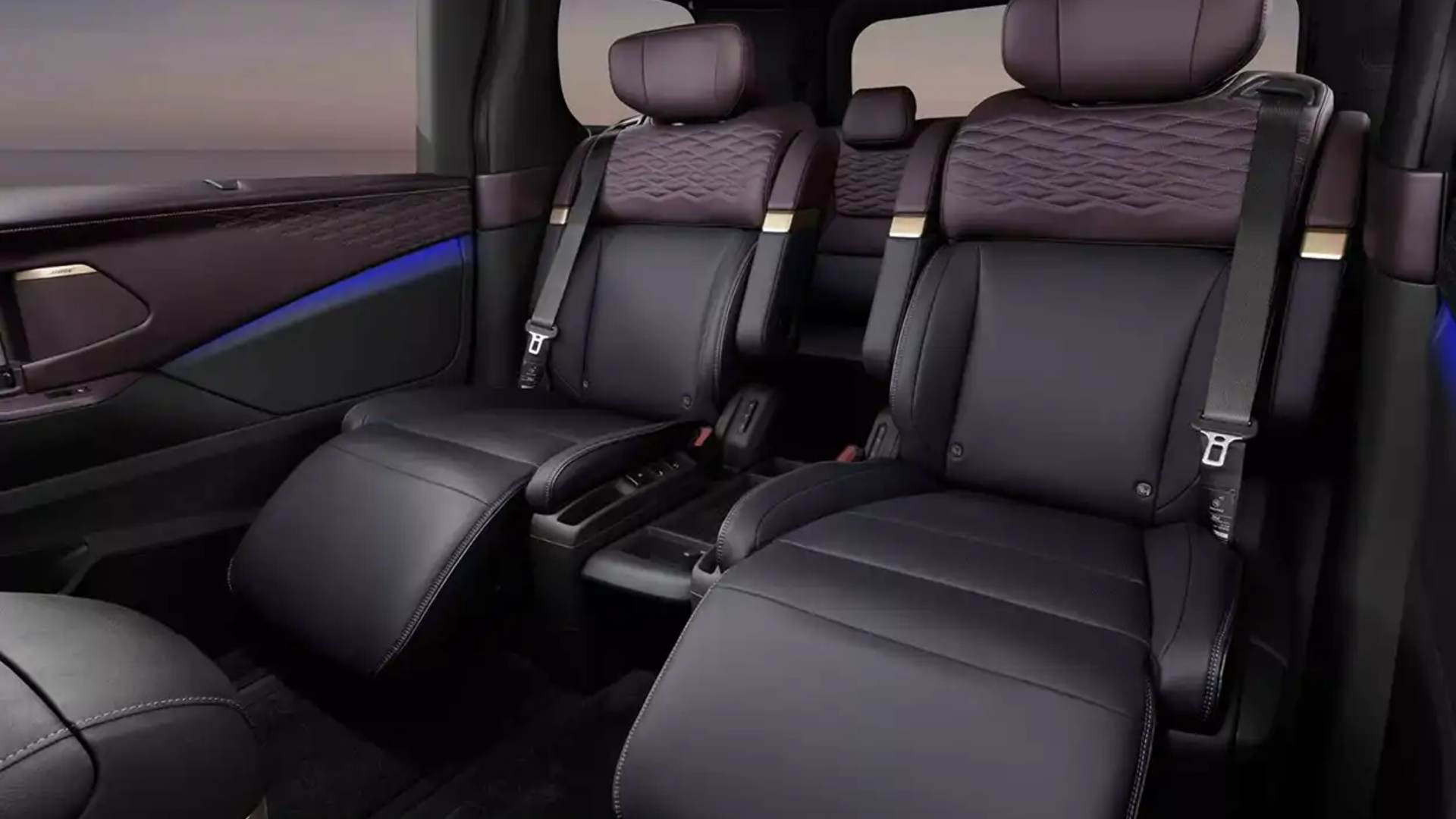Новый большой и очень популярный минивэн Nissan Elgrand готовится расширить географию продаж