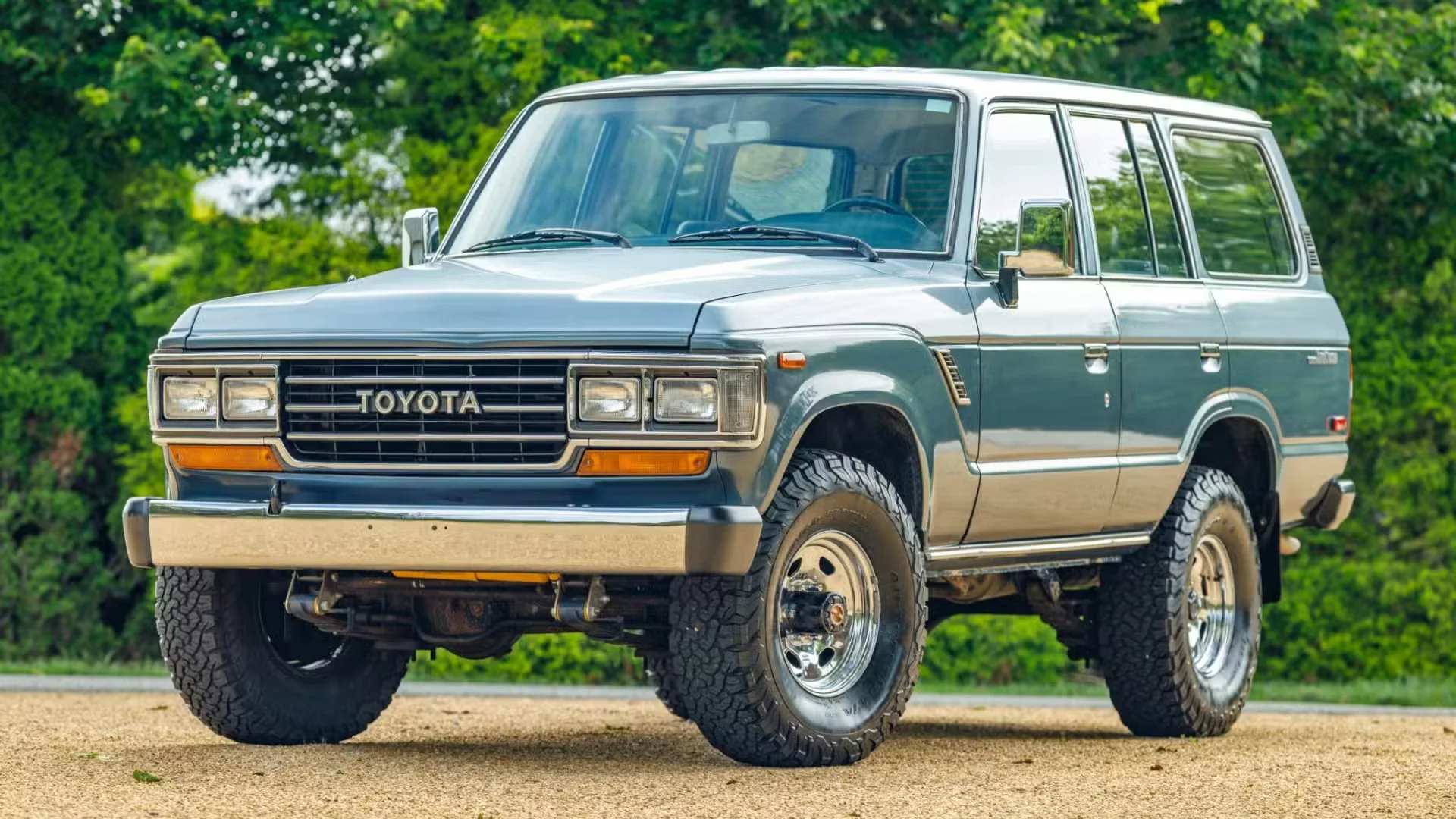 Восстановленные Toyota Land Cruiser J60 из 80-х продают по цене новых люксовых автомобилей