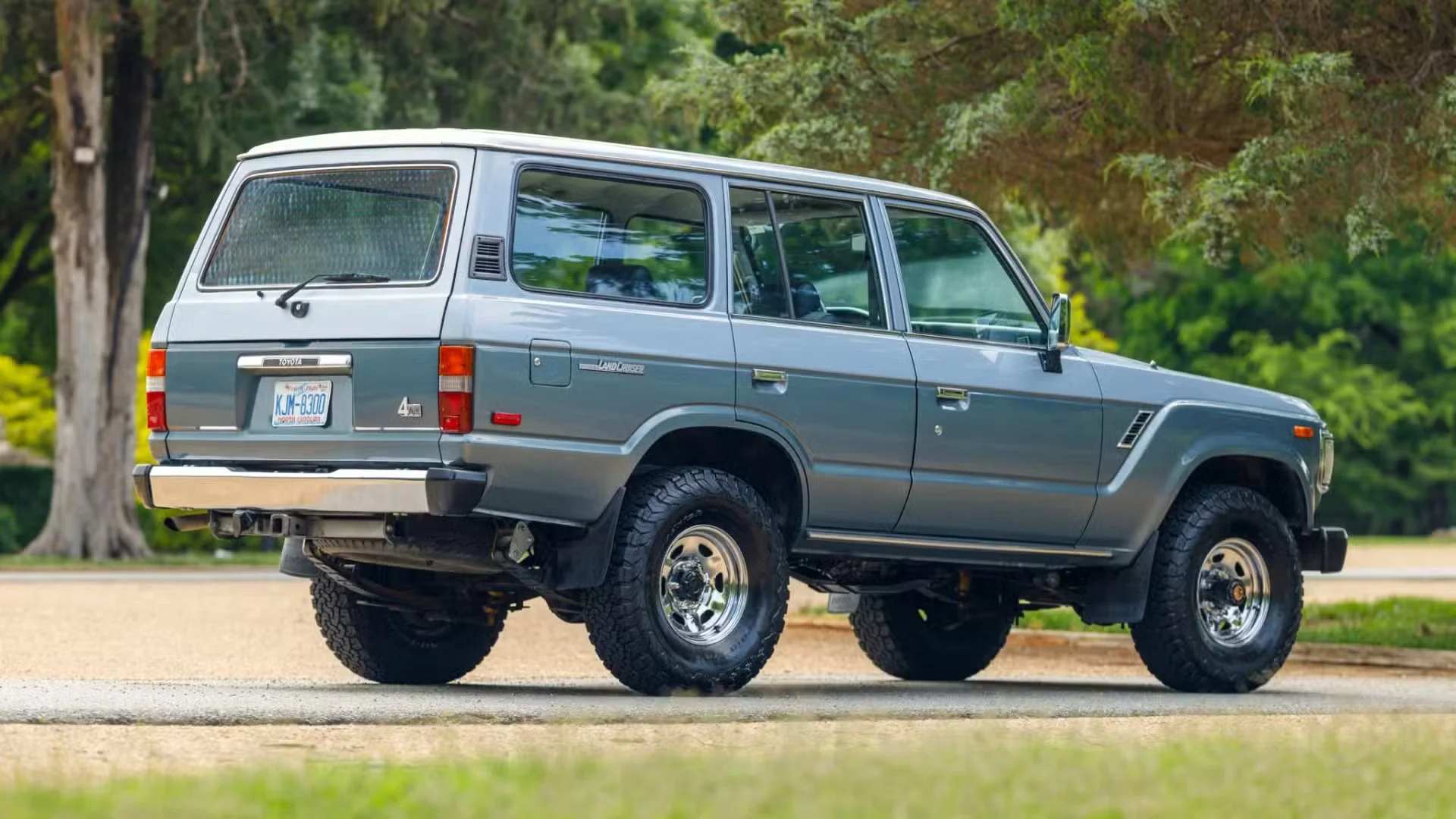 Восстановленные Toyota Land Cruiser J60 из 80-х продают по цене новых люксовых автомобилей